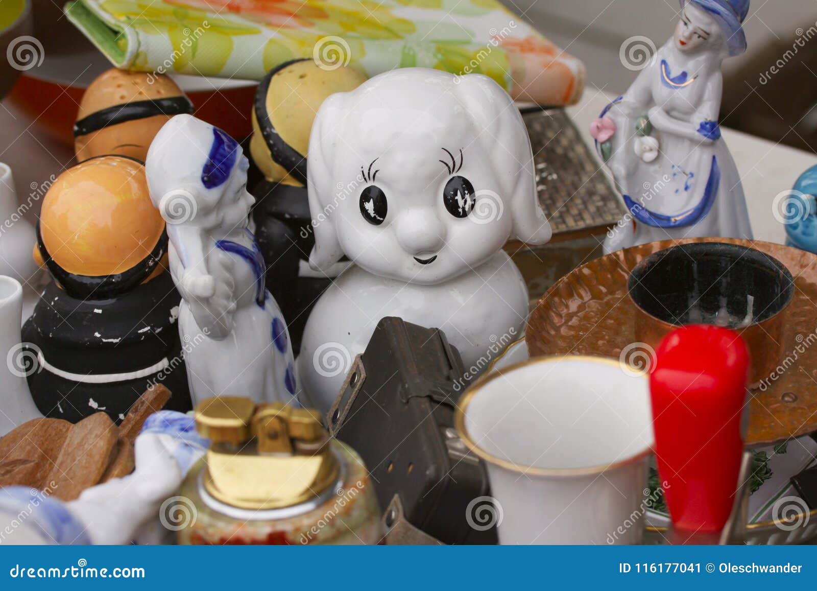 Escena Del Mercado De Pulgas Donde La Gente Vende Y Compra Juguetes Usados, Ropa, Imágenes, Mercancías De La Cocina Y Otras Cosas Imagen de archivo - Imagen de vende, usados: 116177041