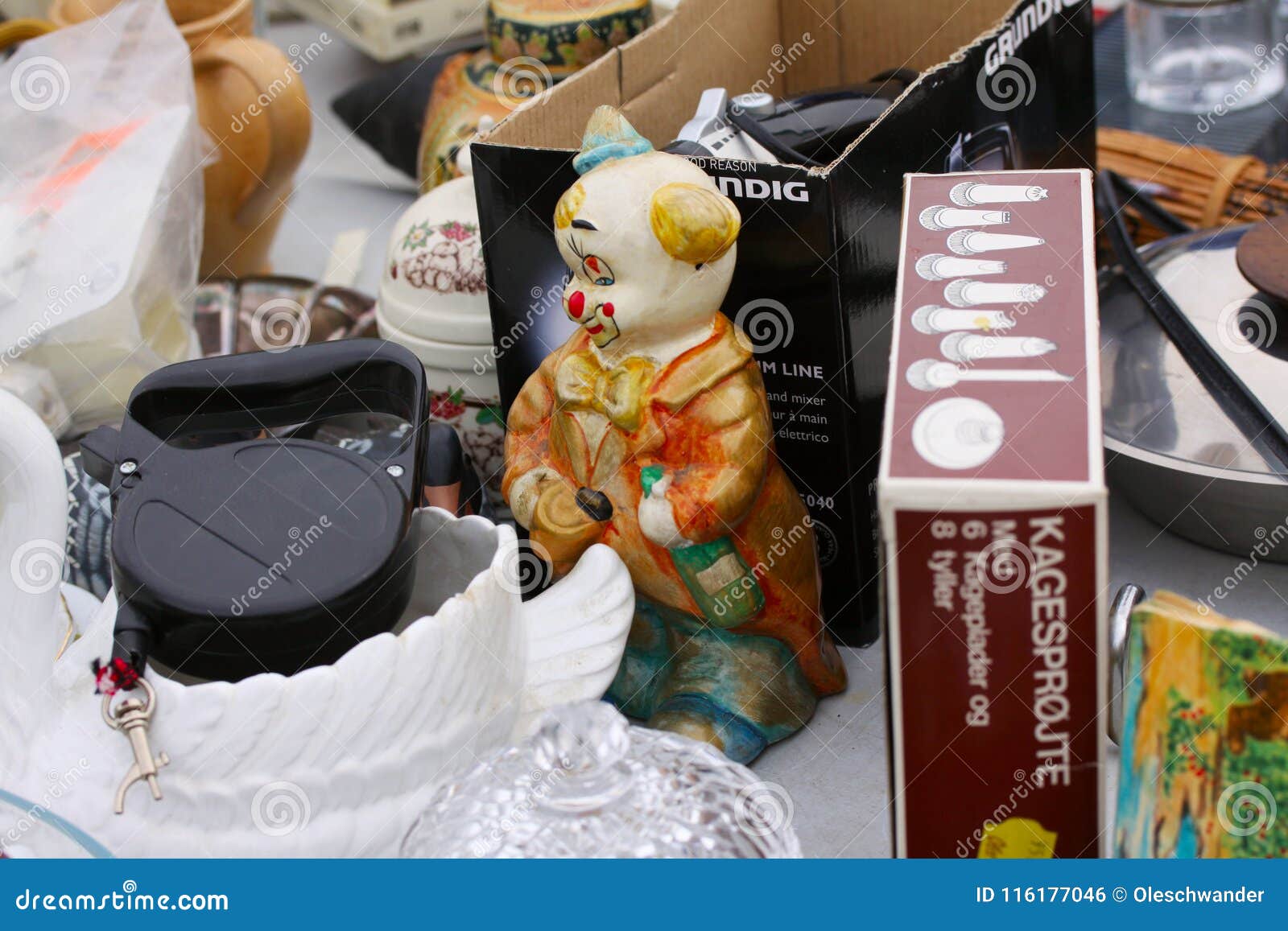 Escena Del Mercado De Pulgas Donde La Gente Vende Y Compra Juguetes Usados, Ropa, Imágenes, Mercancías De La Cocina Y Otras Cosas Foto editorial - Imagen de compra, vende: 116177046