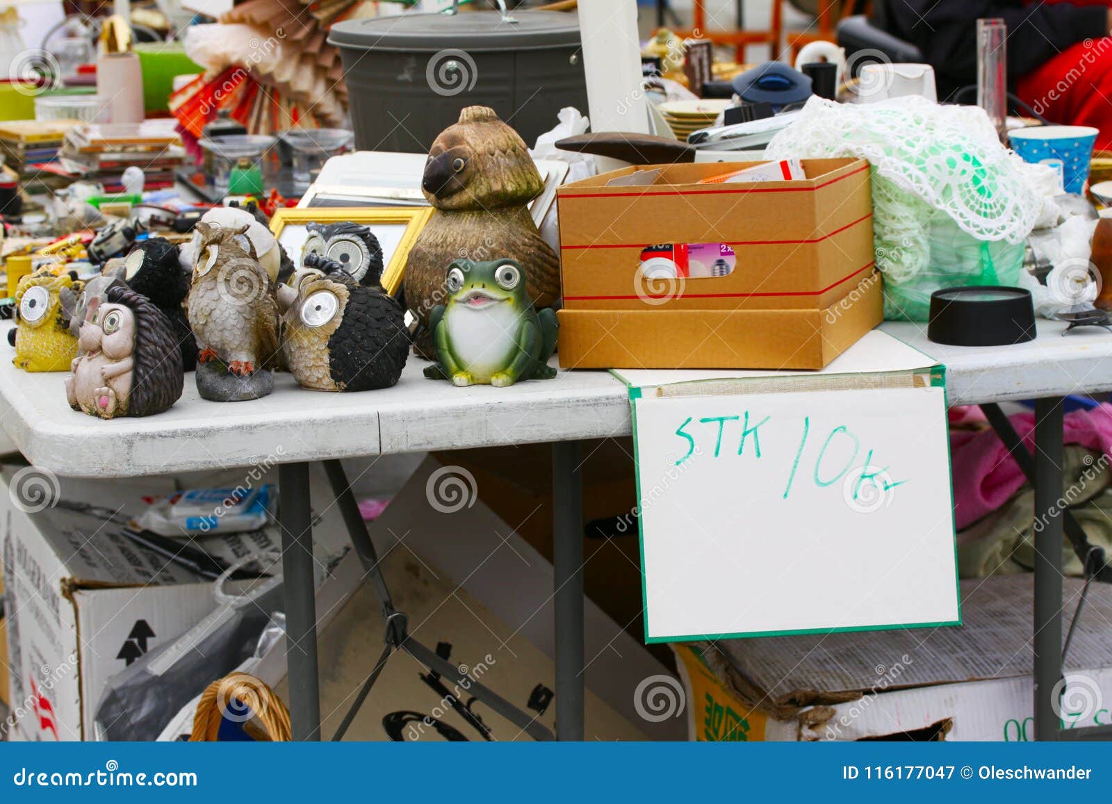 Escena Del Mercado De Pulgas Donde La Gente Vende Y Compra Juguetes Usados, Ropa, Imágenes, Mercancías De La Cocina Y Otras Cosas Fotografía editorial - Imagen de otras, pulgas: 116177047
