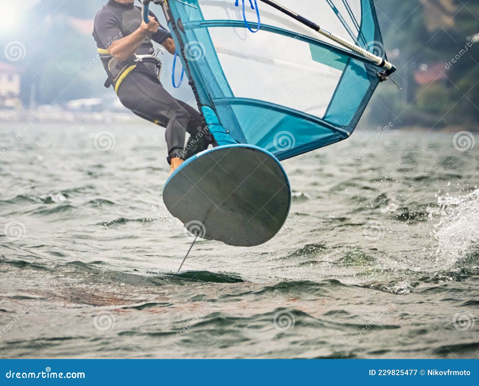 Escena Del Windsurf En El Lago Como Imagen de archivo Imagen de freestyle, lago 229825477