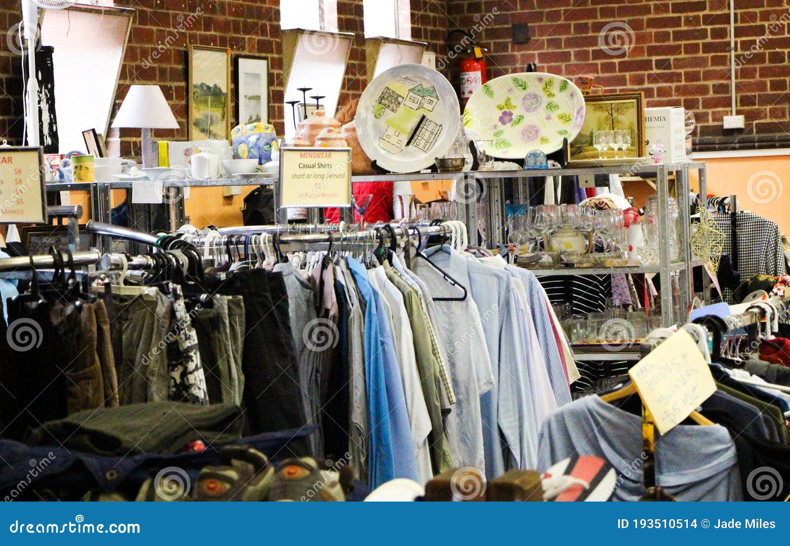 De Una Tienda Australiana De Segunda Mano Llena Ropa Reciclada, Artículos De Casa Y Libros Foto de archivo - Imagen color, actividad: 193510514