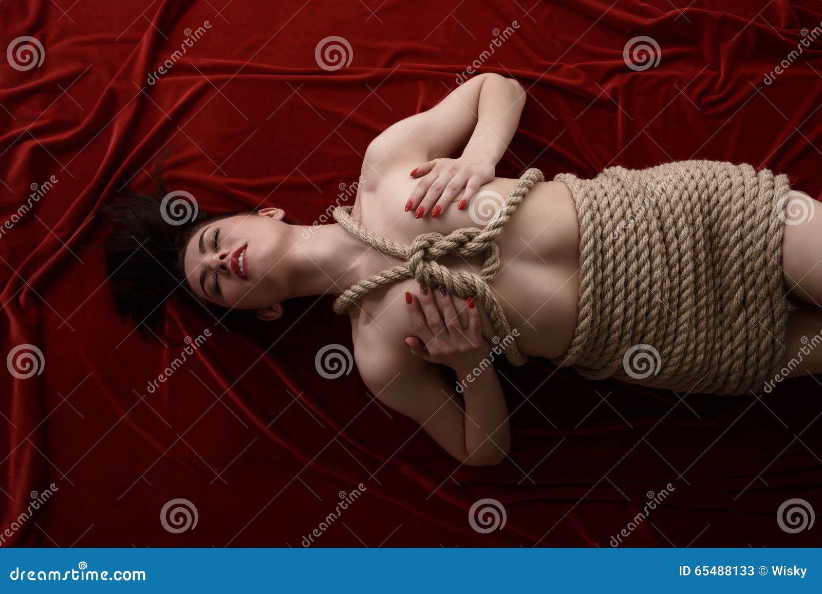 Esclavitud Como Fetiche Sexual Mujer Atada Con La Cuerda Imagen de archivo  - Imagen de fetiche, descubierto: 65488133