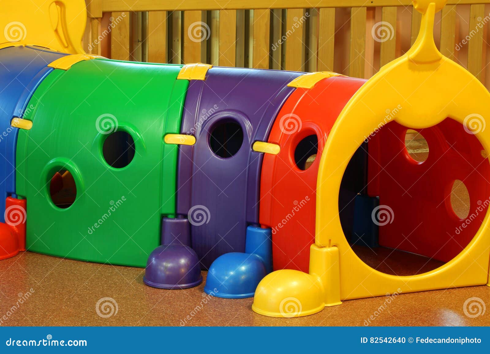 A Escola Com Grande Plástico Escava Um Túnel O Jogo Para Crianças Em Idade  Pré-escolar Foto de Stock - Imagem de playtime, kindergarten: 82542640