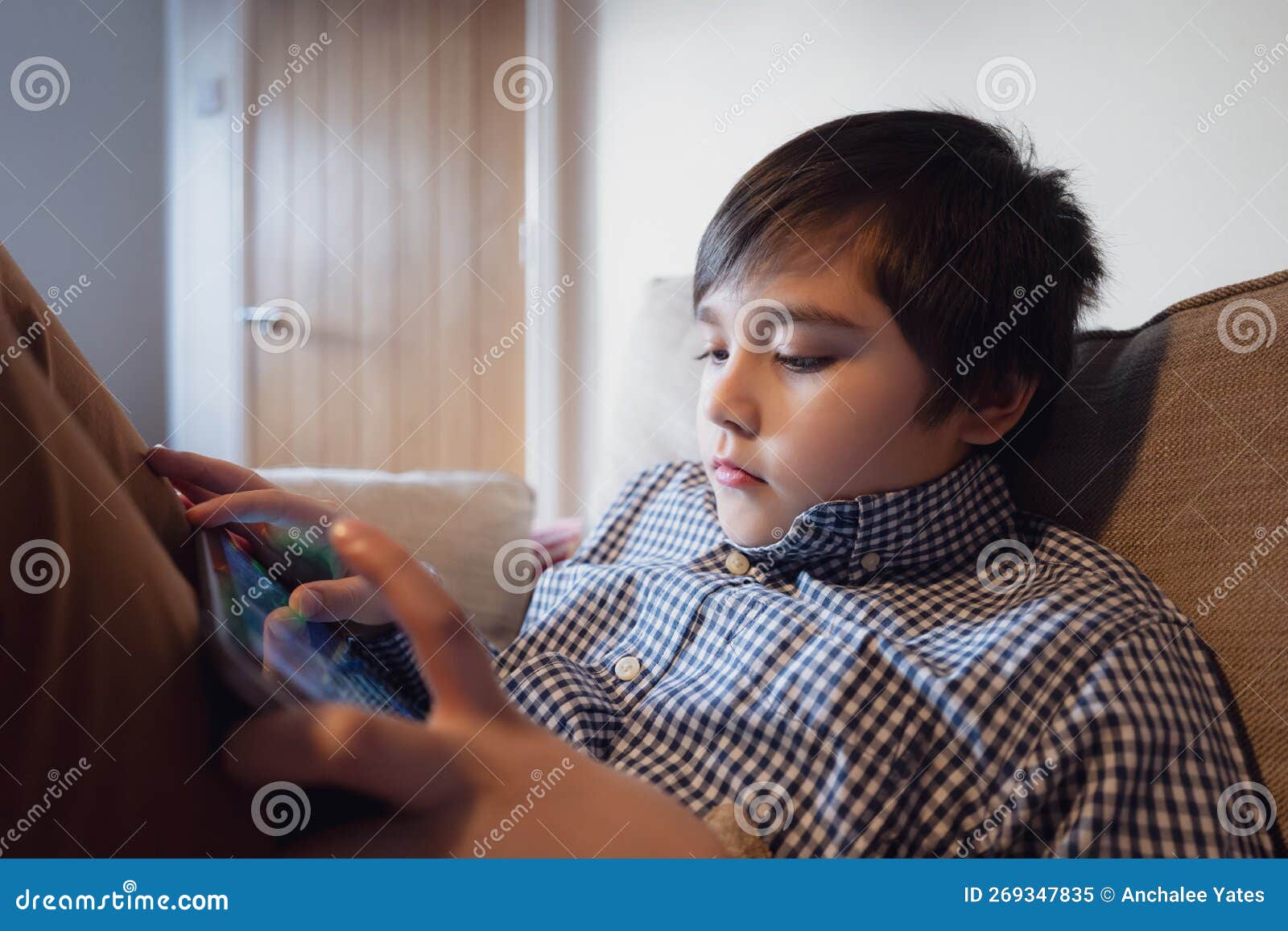 Escola De Conceito Educacional Criança Segurando Tablet Lendo Livro Para O  Trabalho De Casa Retrato De Criança Feliz Jogando Jogo Imagem de Stock -  Imagem de jogo, olhar: 269347835