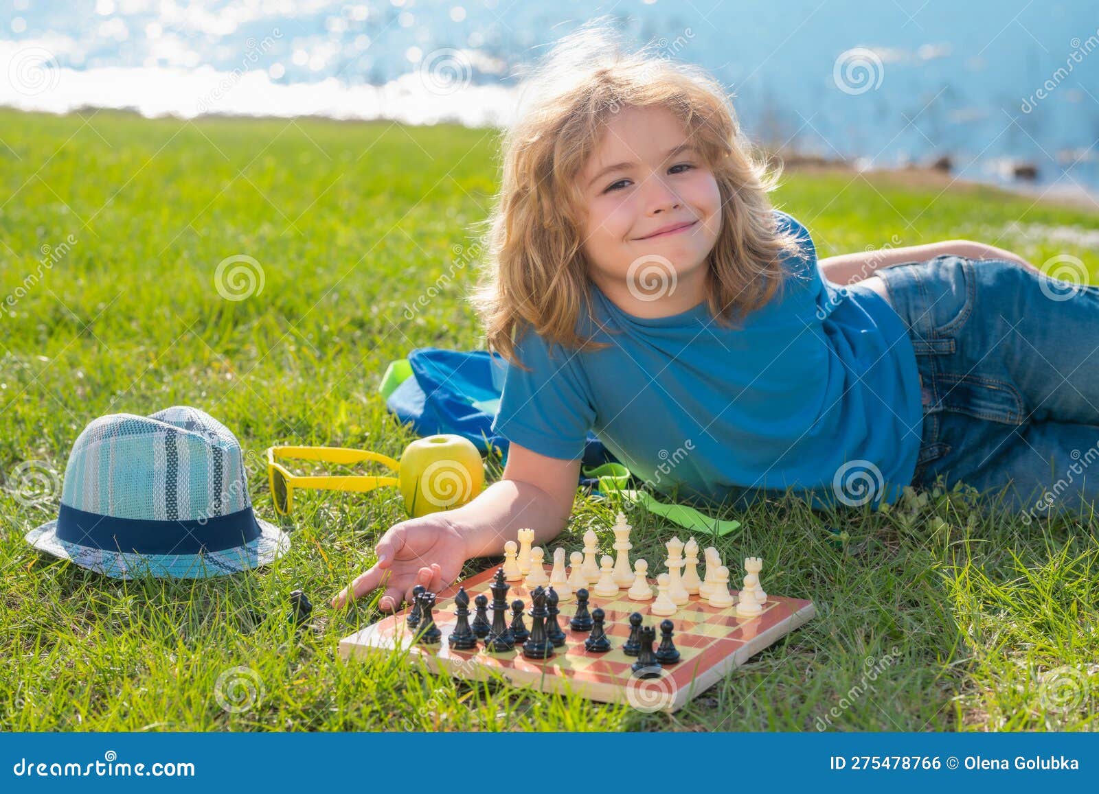A criança da escola de xadrez pensa no jogo de xadrez na sala de
