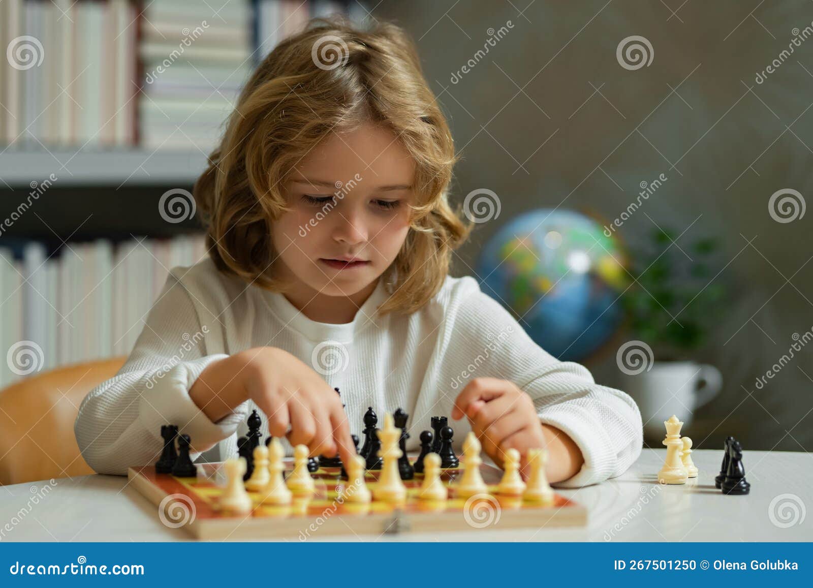 Escola De Xadrez. Xadrez Concentrado De Jogar. Miúdo Jogando Tabuleiro Na  Sala De Aula. Foto de Stock - Imagem de gênio, infância: 267501250