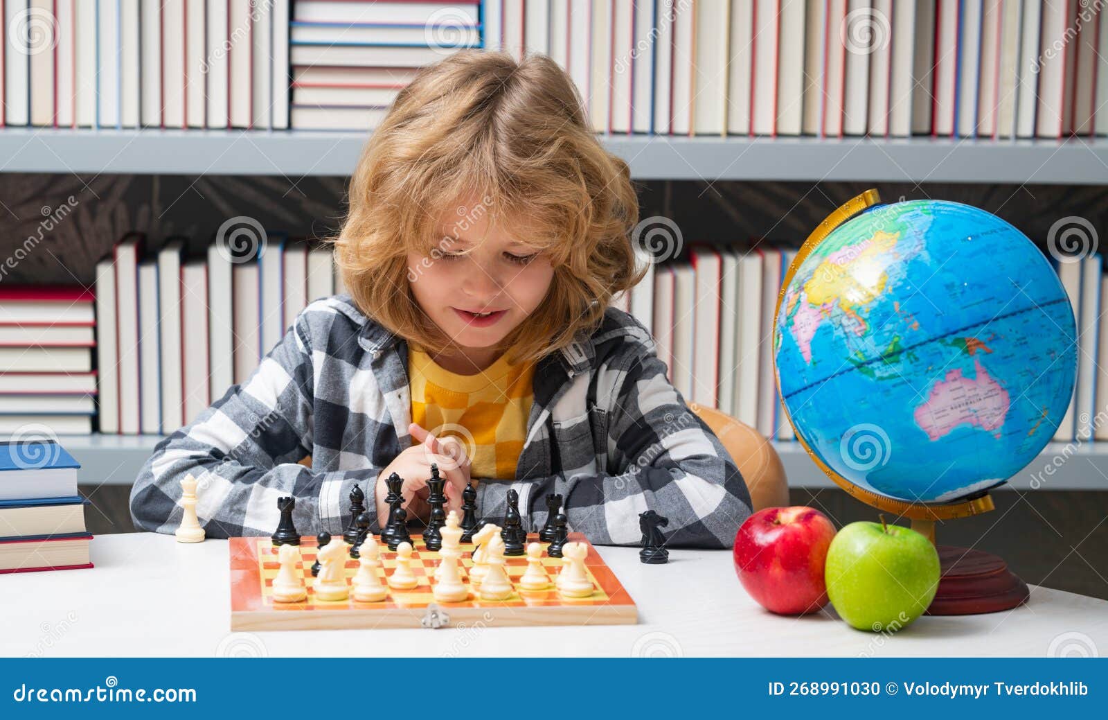 Escola De Xadrez. Inteligente, Concentrada E Pensante, Criança Jogando  Xadrez. Criança Desenvolvendo Estratégia De Xadrez Foto de Stock - Imagem  de menino, brainstorm: 268991030