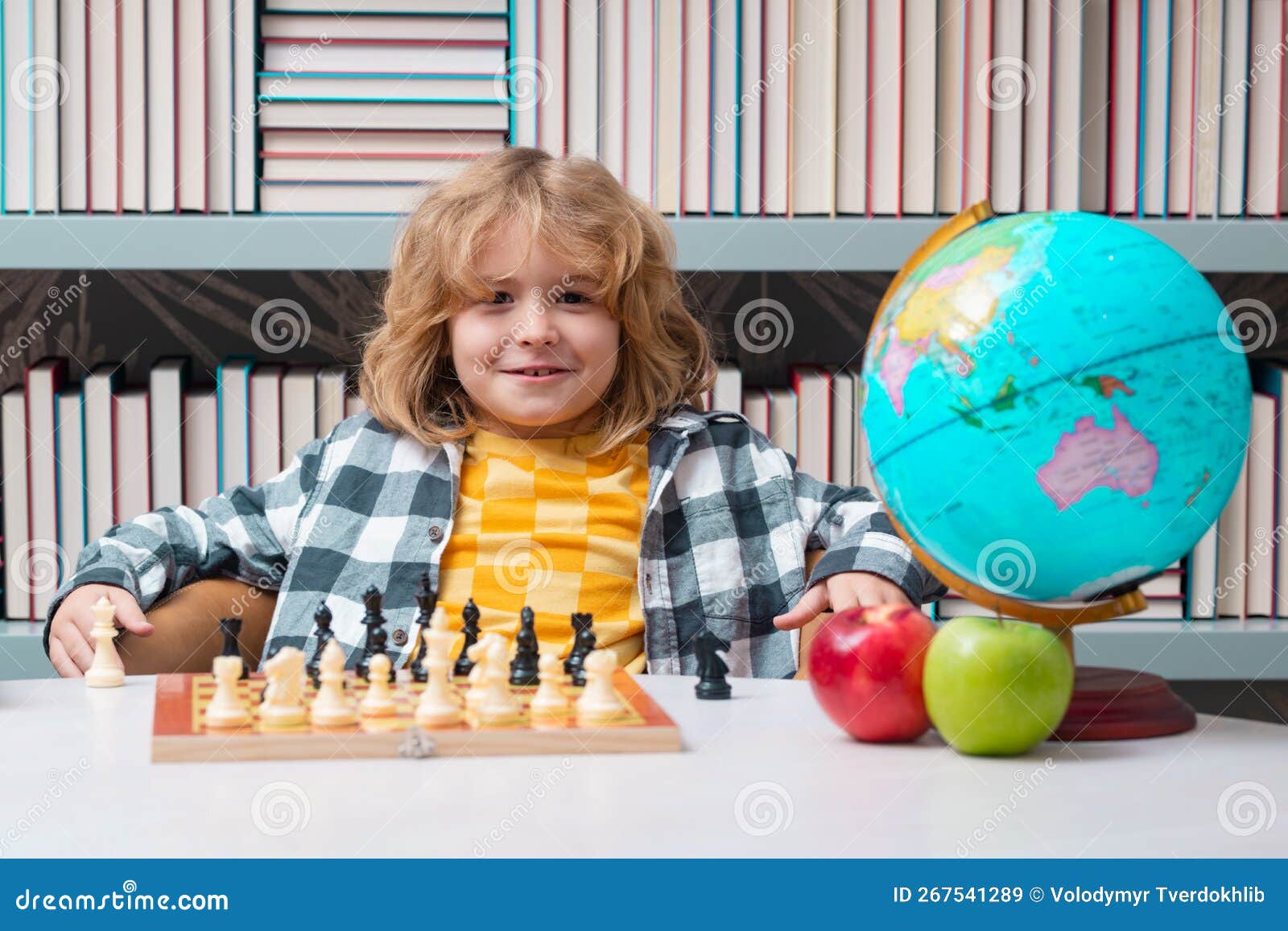 Jogue xadrez, criança inteligente, concentrada e pensante, jogando xadrez,  desenvolvimento do cérebro infantil e jogo de lógica