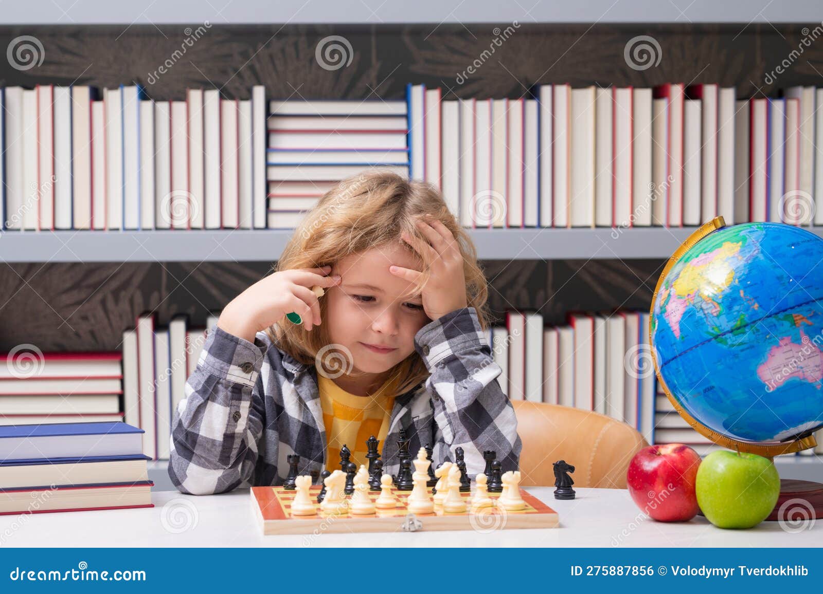 Jogo de xadrez infantil concentrado desenvolvimento cerebral e lógica jogo  de tabuleiro para crianças