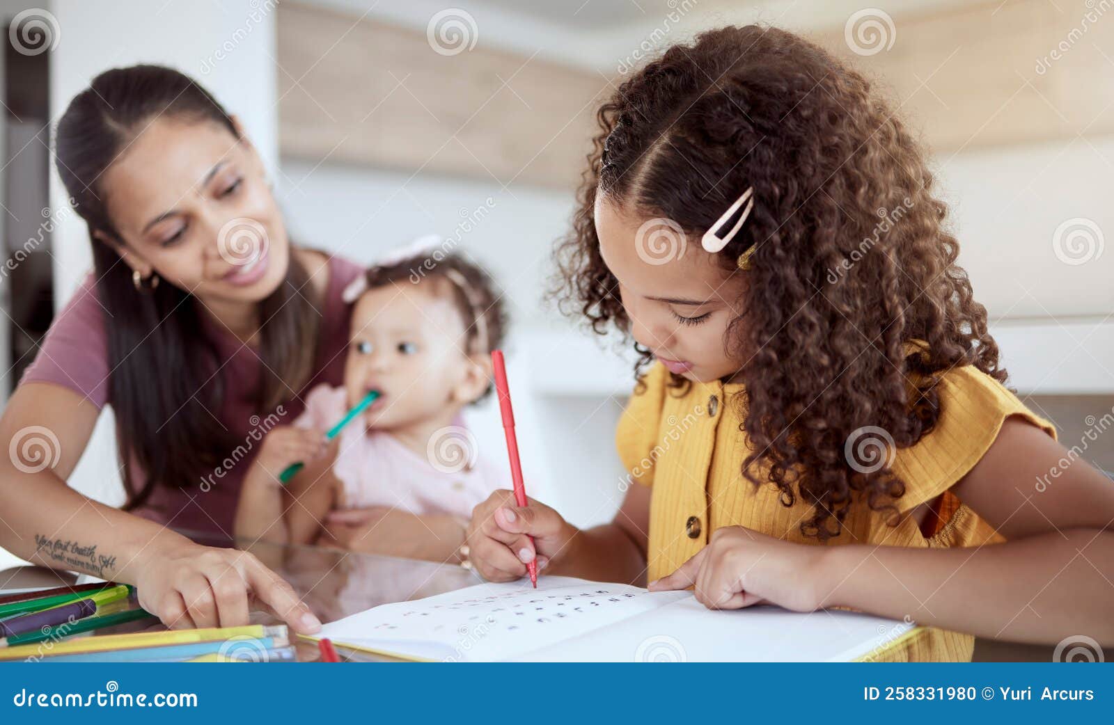 Mãe infantil e laptop na sala de estar da família para trabalho