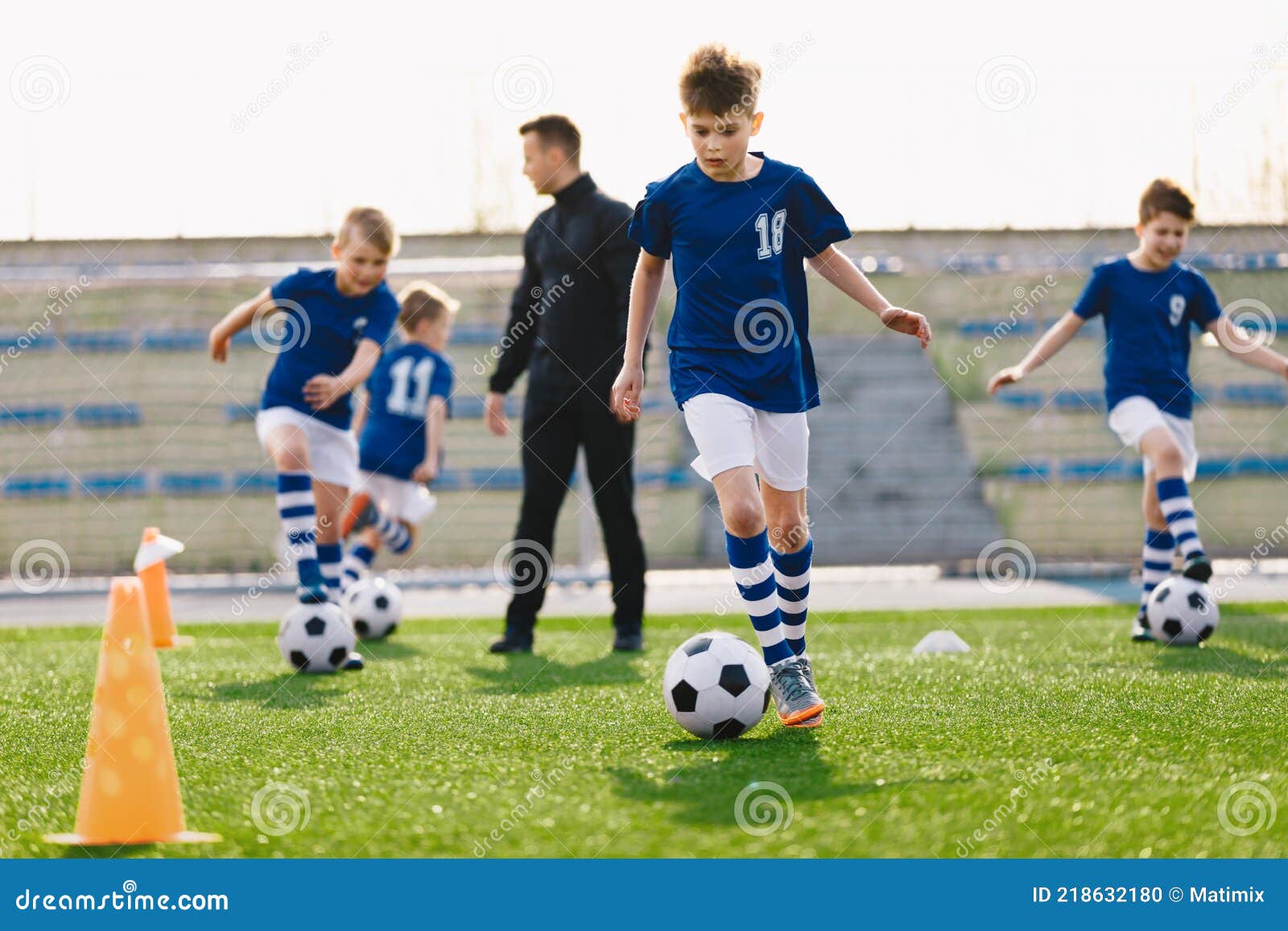 Homem mulher e jogando futebol no campo do estádio gramado e ambiente  natural em jogo de competição e desafio amigos de fitness esportistas e  jogadores de futebol em treinamento de bola de