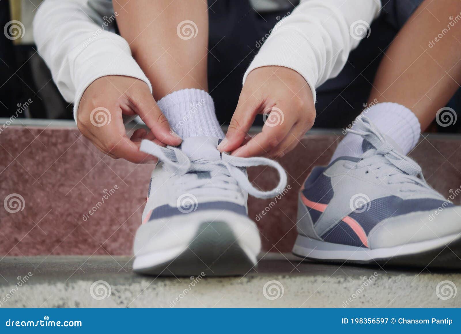 Escolar Con Ropa Atando Cordones De Zapatos En Zapatillas Preparándose Para La Escuela O Viajando Imagen de archivo Imagen casero, doméstico: