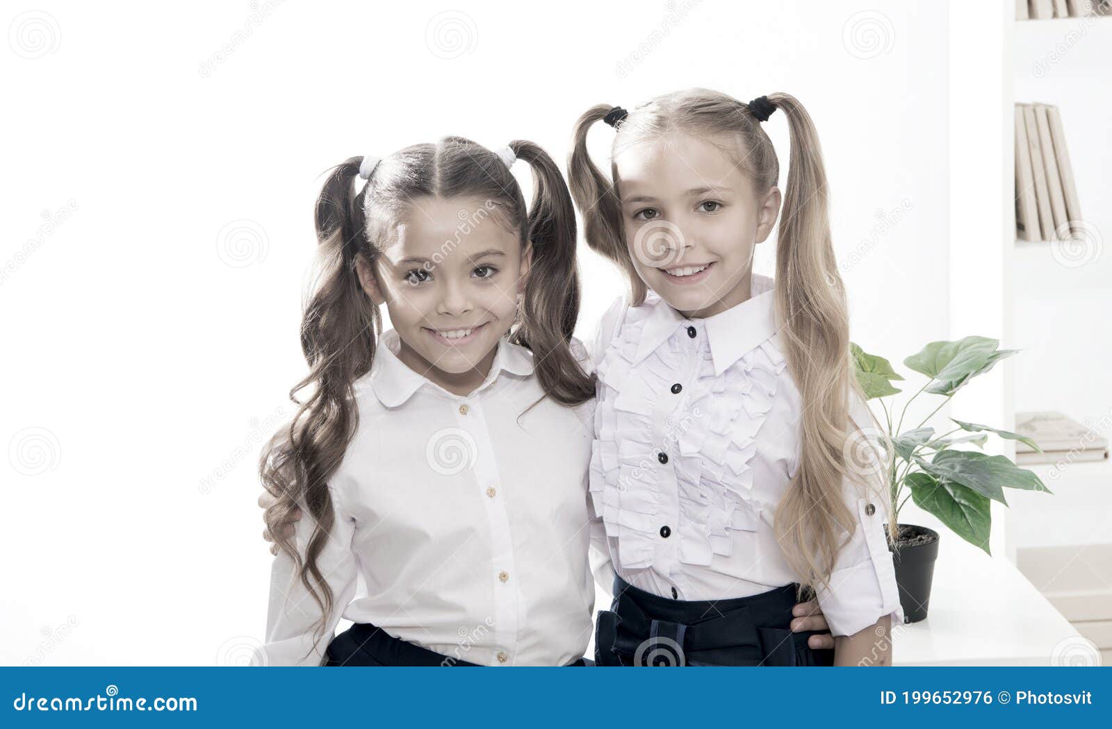 Escolas Com Penteados Bonitos Alunos Excelentes Amigos Escolas Perfeitas  Com Cabelos Elegantes Foto de Stock - Imagem de lista, sorriso: 199652976