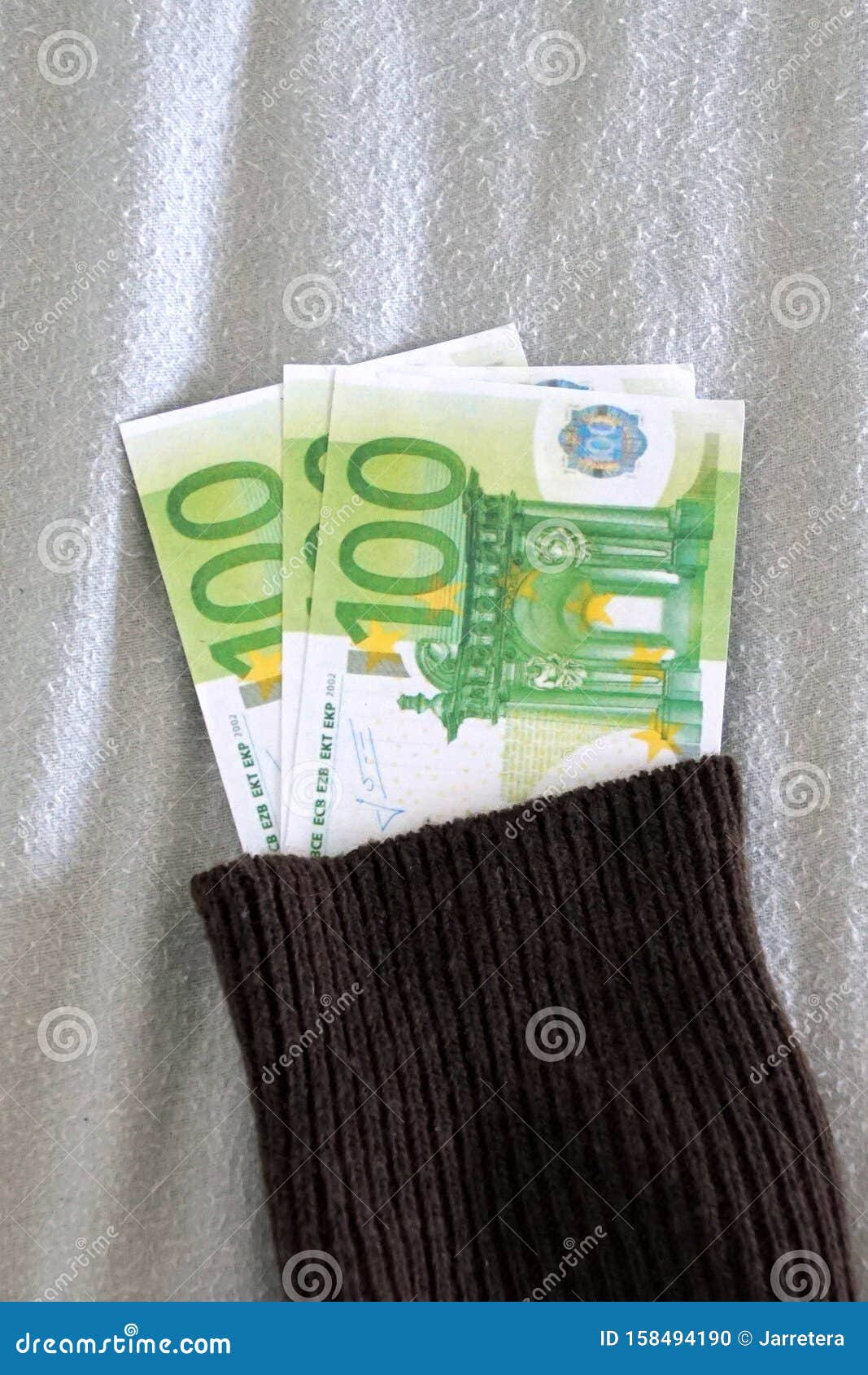 Esconder Dinero En Un CalcetÃn Viejo Foto de archivo - Imagen de dinero,  casero: 158494190