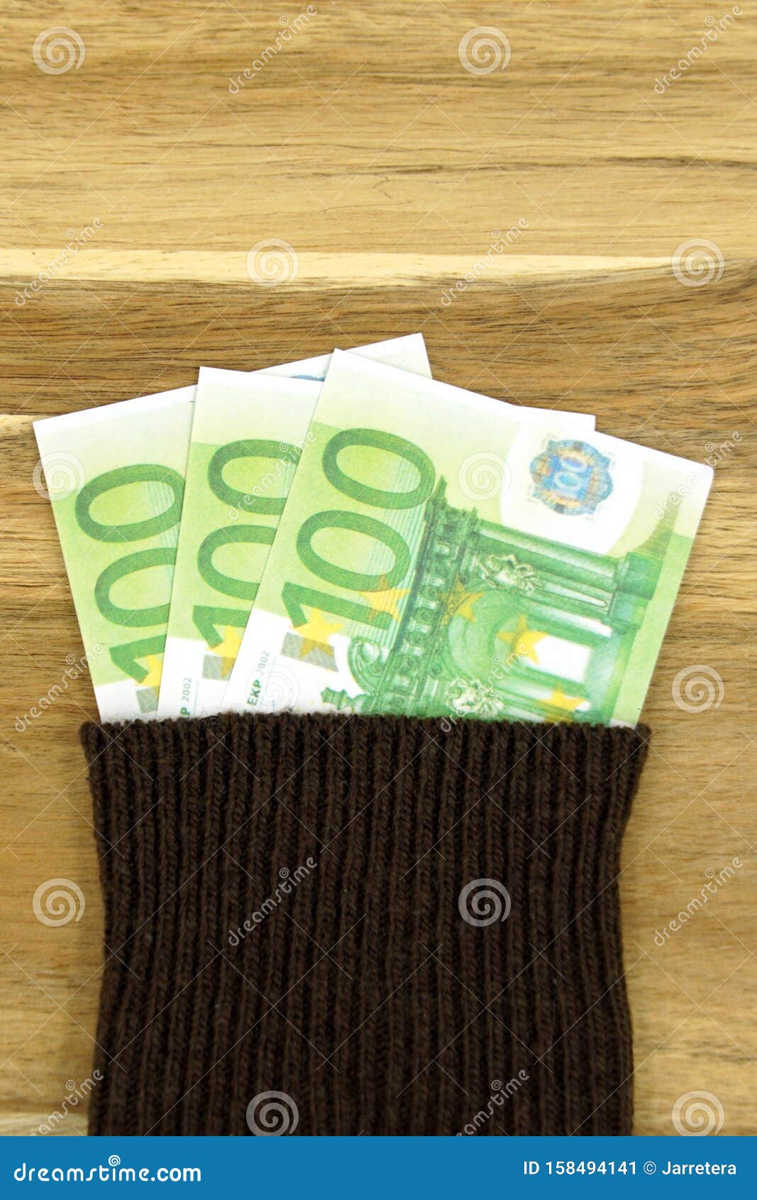 Esconder Dinero En Un Calcetín Viejo Imagen de archivo - Imagen de activos,  finanzas: 158494141