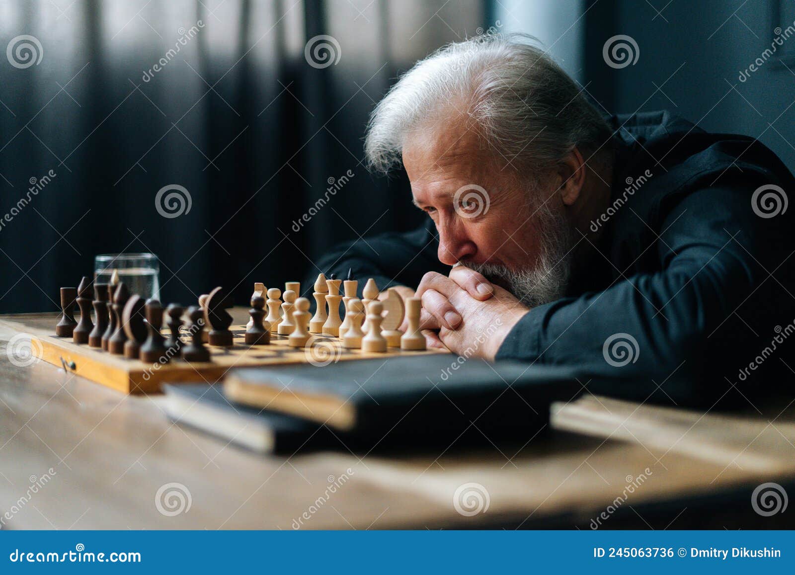 Foto de Adolescente Jogando Xadrez Sozinho e mais fotos de stock