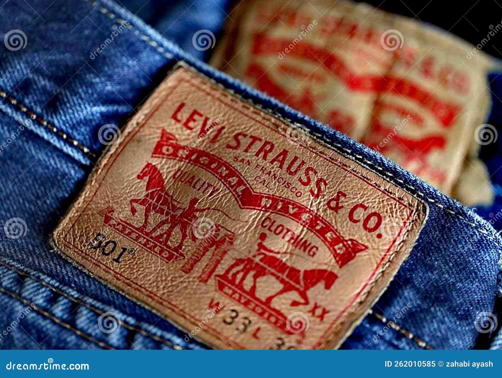 Escondido Do Levi Strauss Lebel Em Jeans Azuis. Imagem Editorial