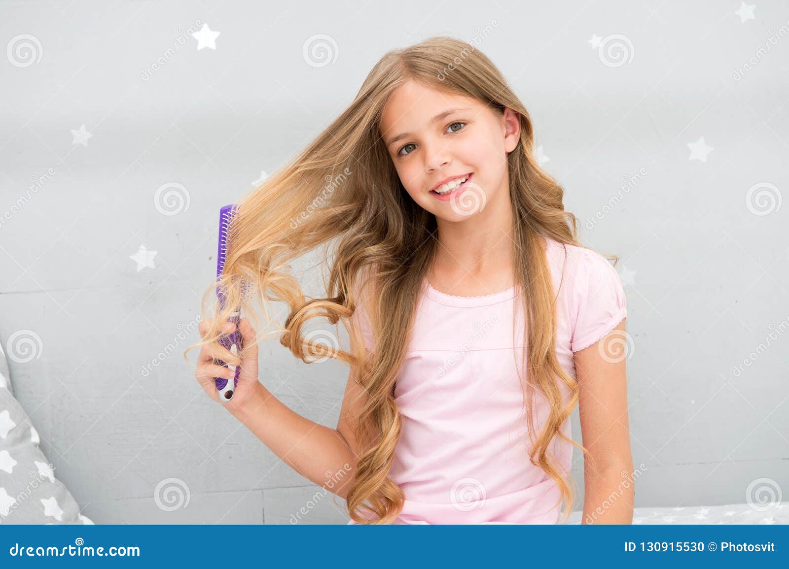 Escova De Cabelo Encaracolado Ou Pente Da Posse Do Penteado Da Criança  Cabelo Do Pente Antes Para Ir Dormir Conceito Dos Hábitos Foto de Stock -  Imagem de beleza, xampu: 130915530