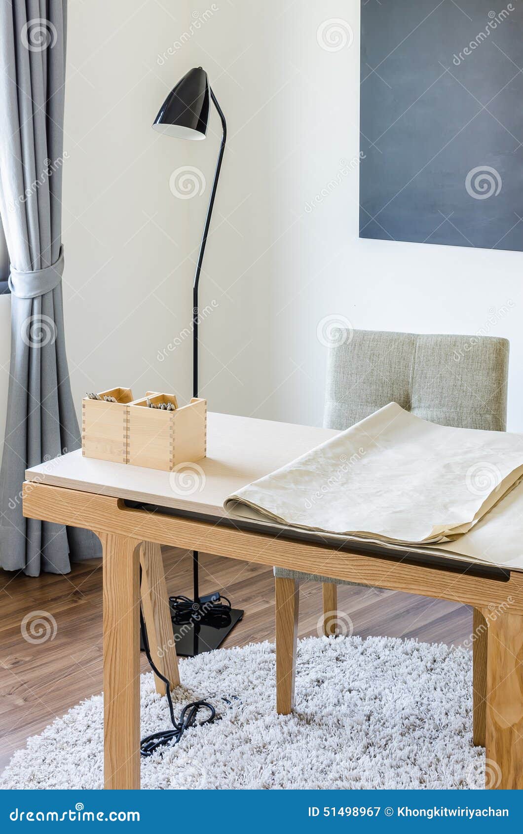 Escritorio De Trabajo De Madera Moderno Con La Lámpara Moderna Y Silla En  La Alfombra Imagen de archivo - Imagen de nuevo, estudio: 51498967