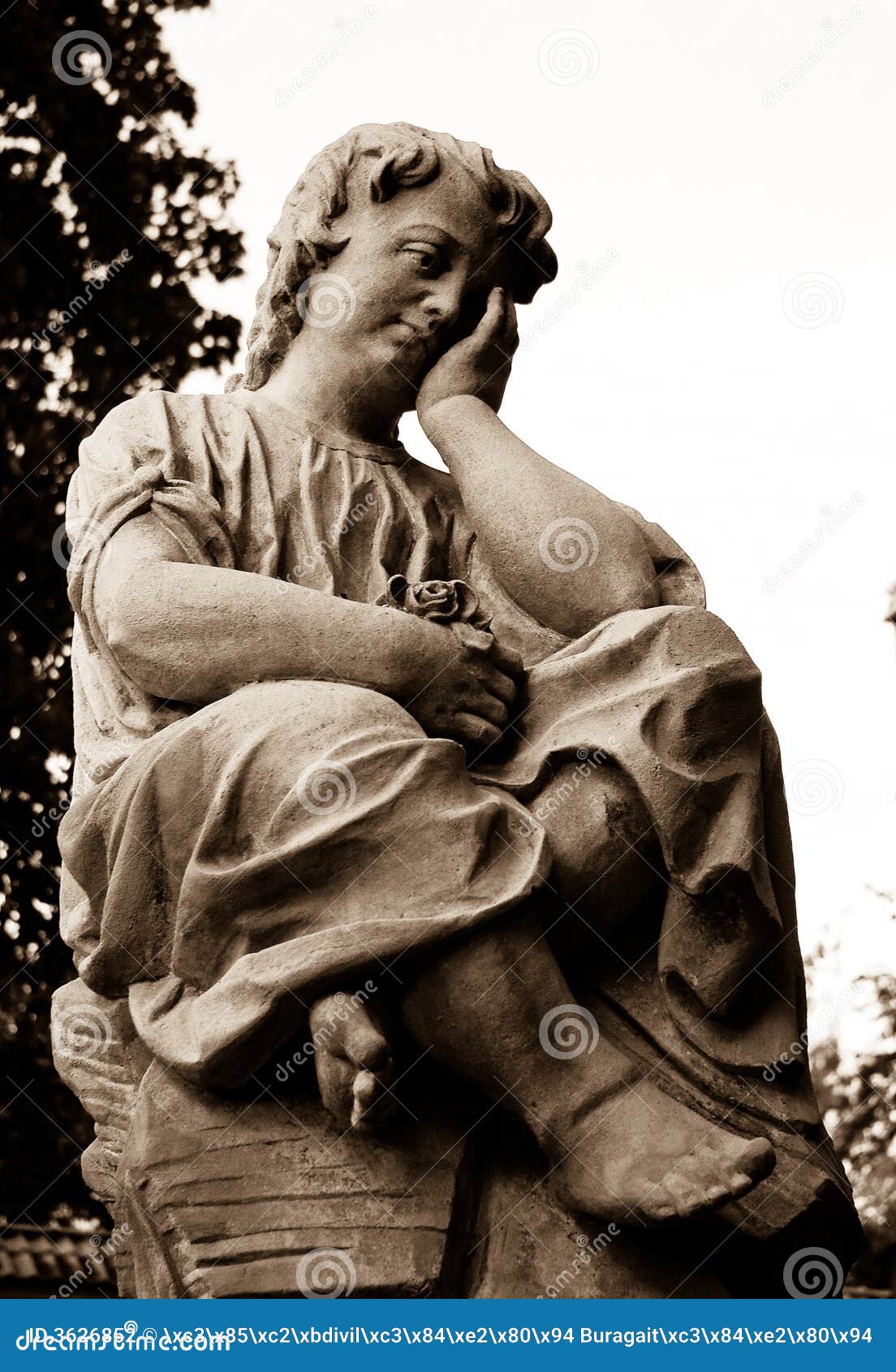 A escultura do menino em cementary, Lithuania