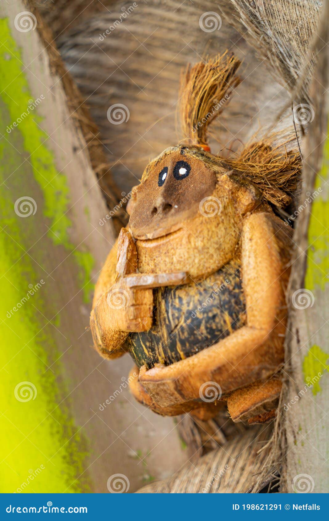 Escultura De Coco De Mono En La Playa Imagen de archivo - Imagen de ...