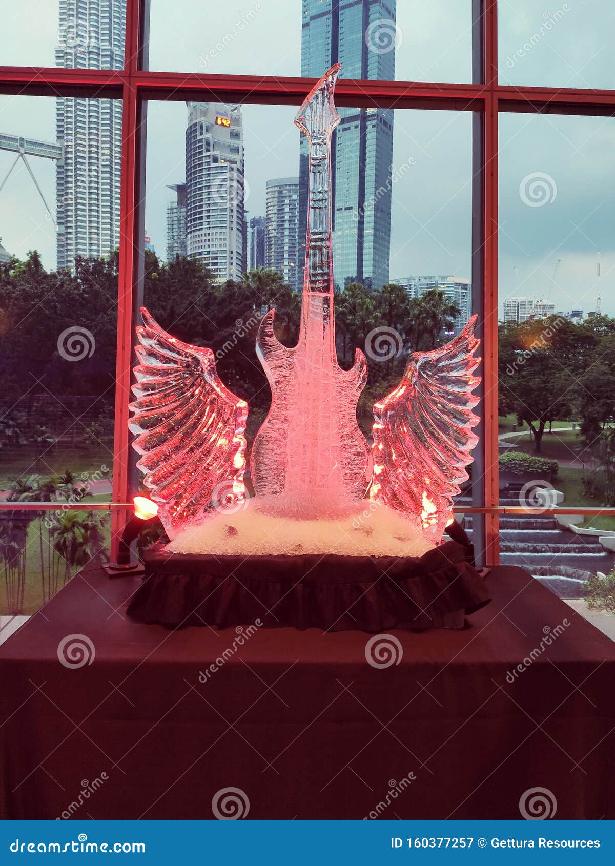 Escultura De Hielo De Roca Y Rollo Fotografía editorial - Imagen de noche,  corona: 160377257, image size:1200x1690