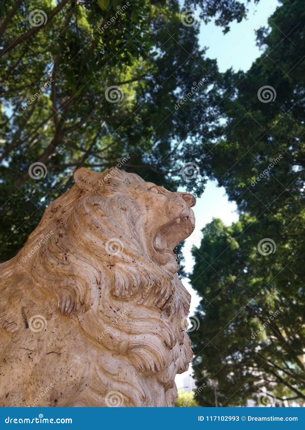 escultura de piedra lion park