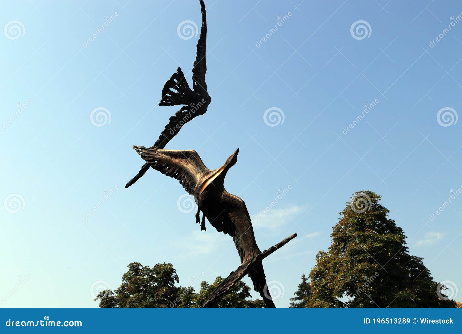 escultura de unas aves.