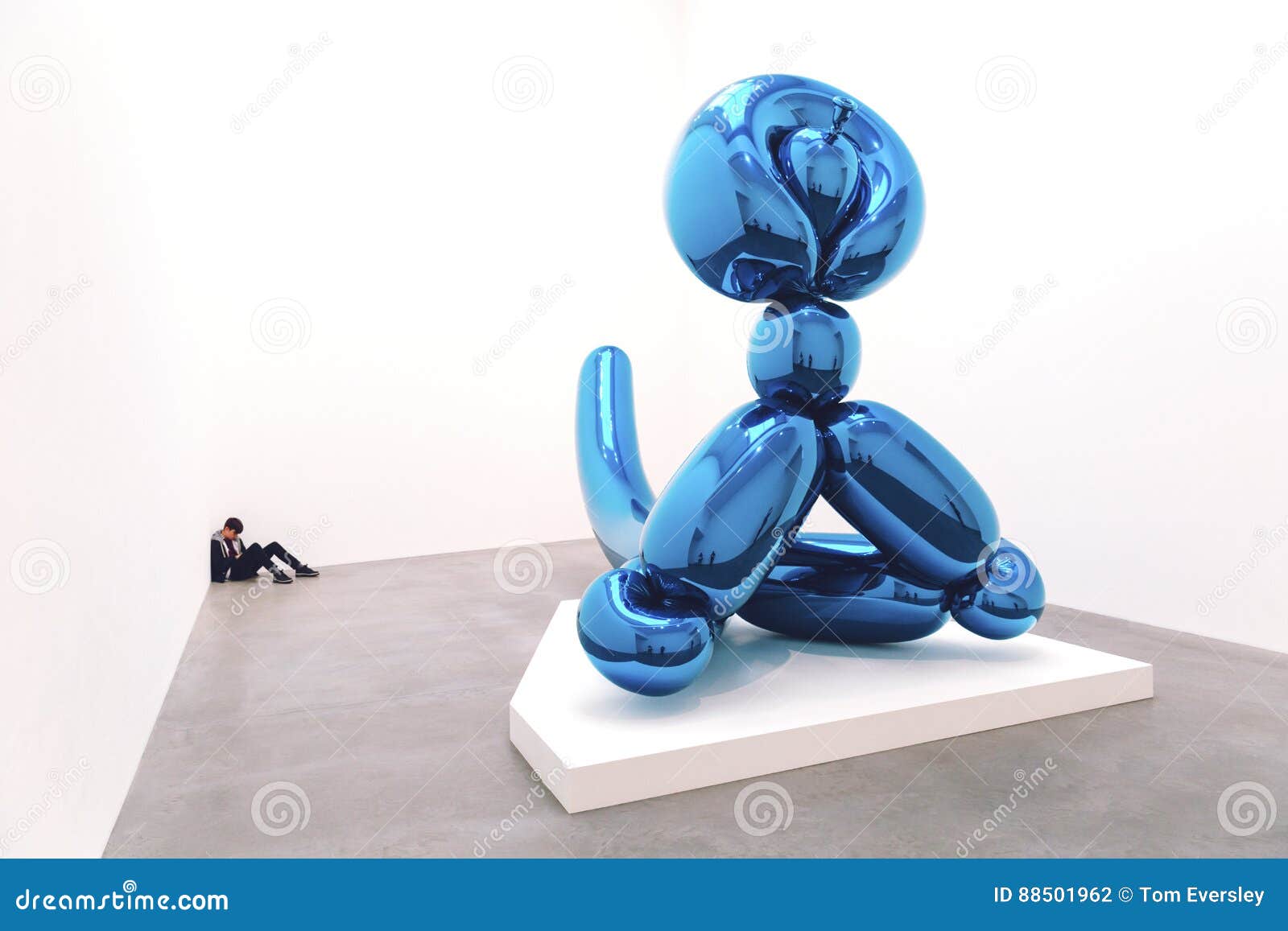 Monumento Seis ganador Escultura Del Arte Moderno En Galería De Arte Fotografía editorial - Imagen  de hombre, museo: 88501962