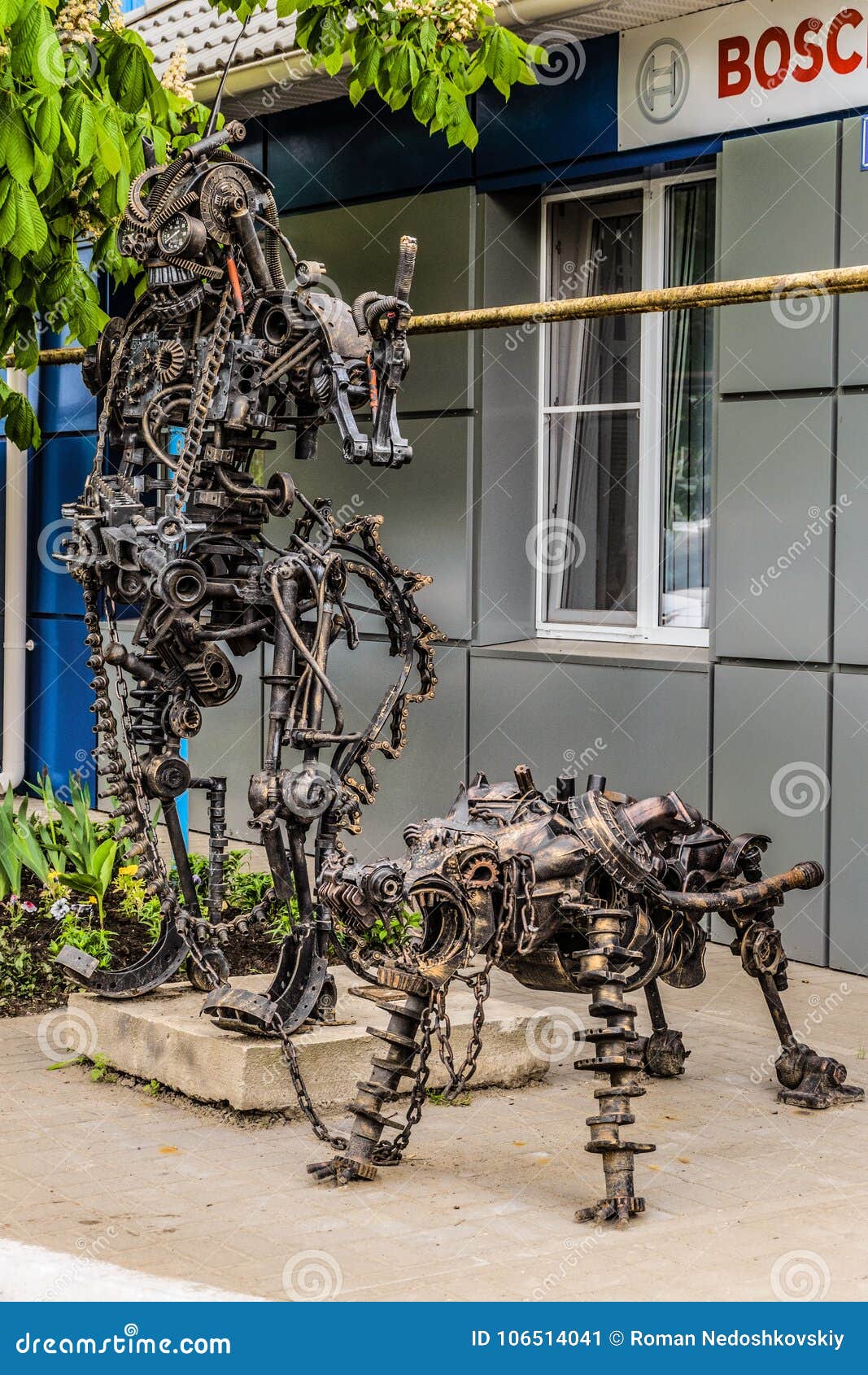 Street metal. Робот собака с пулеметом. Уличная статуя из металла робот. Белгород статуи из металла. Скульптура из металла на Речной Белгород.