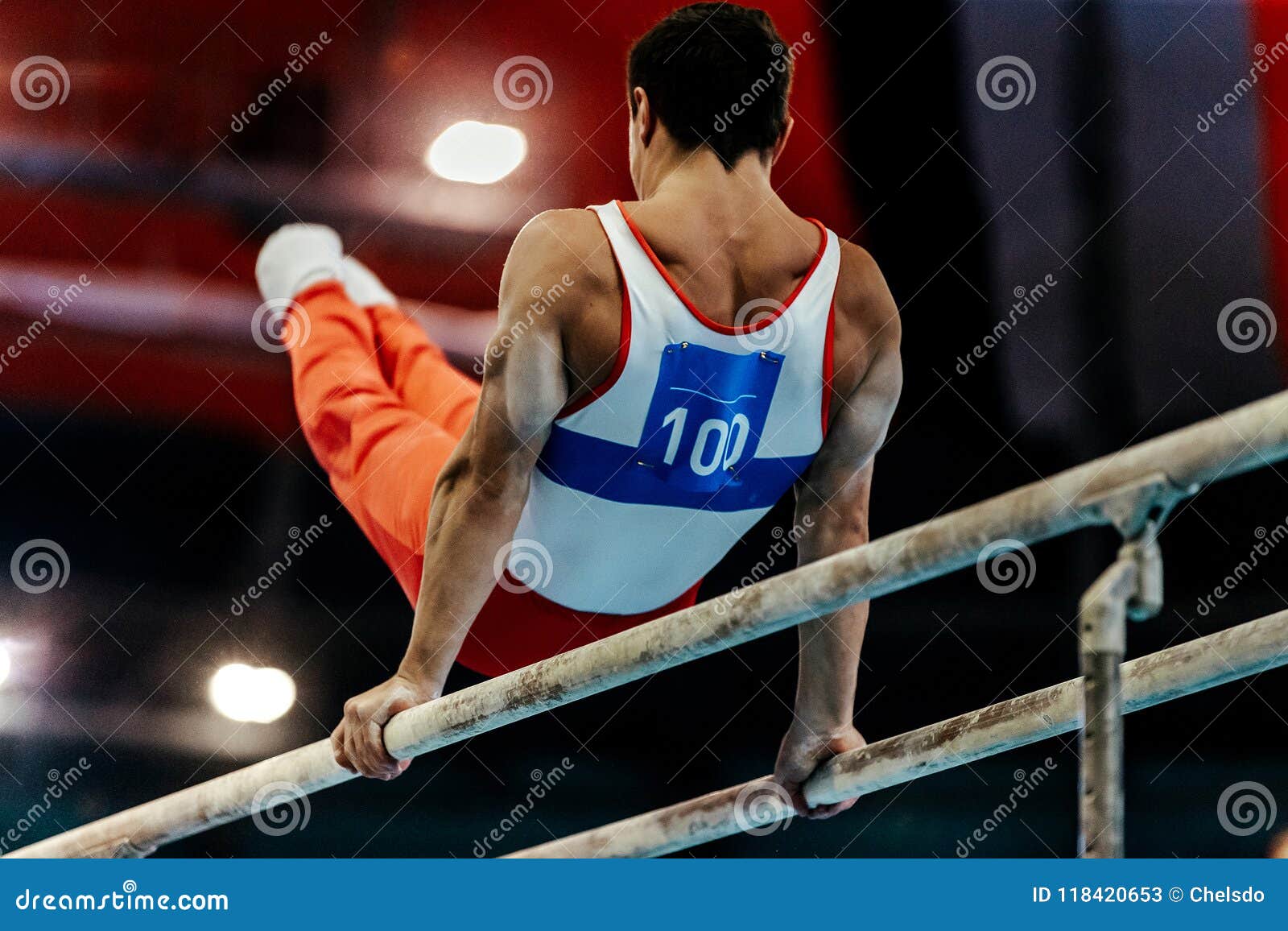 Esercizi Della Ginnasta Sulle Parallele Simmetriche Fotografia Stock