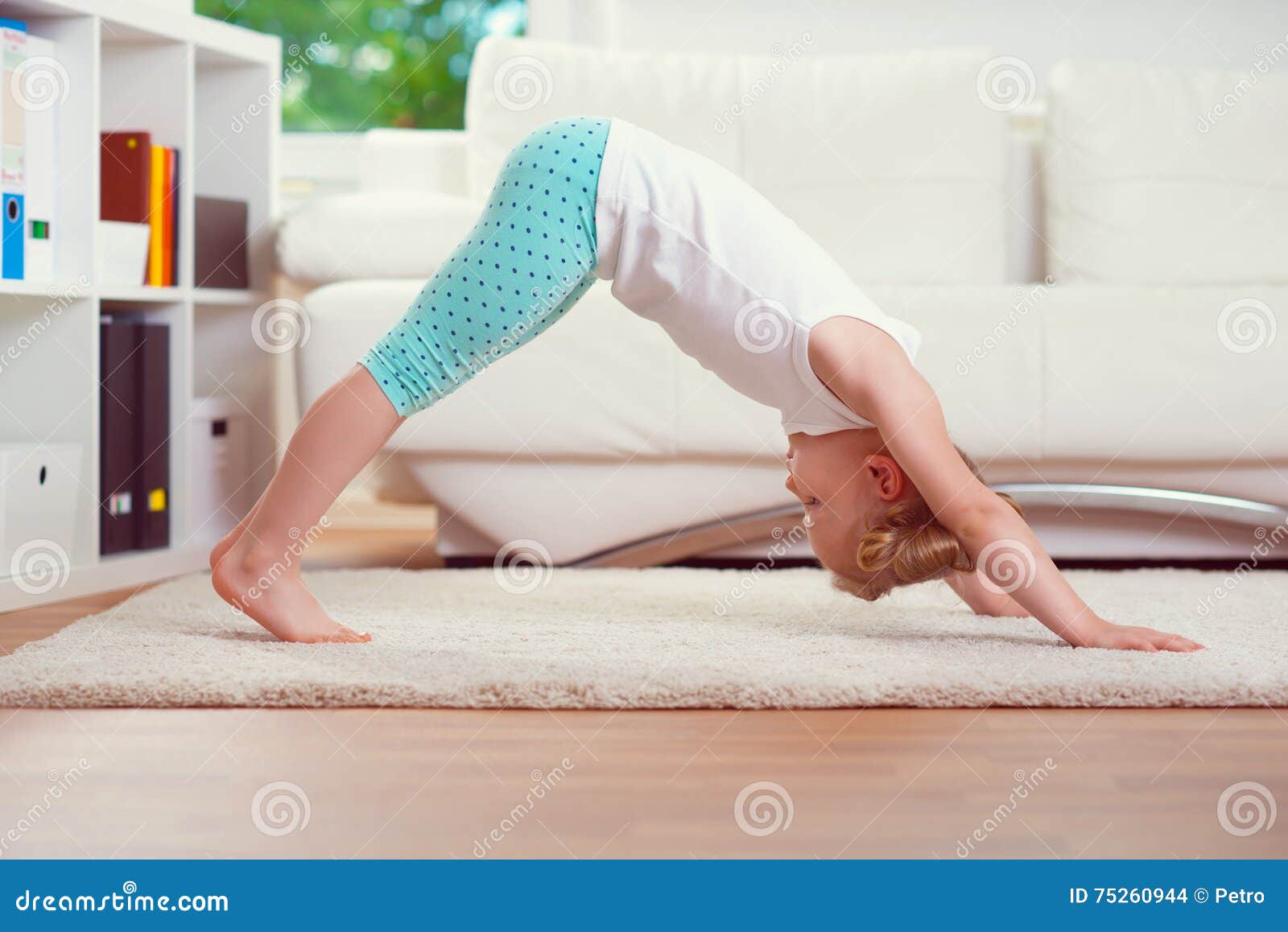 Esercizi Di Yoga Di Mattina Fotografia Stock Immagine Di People Abbastanza