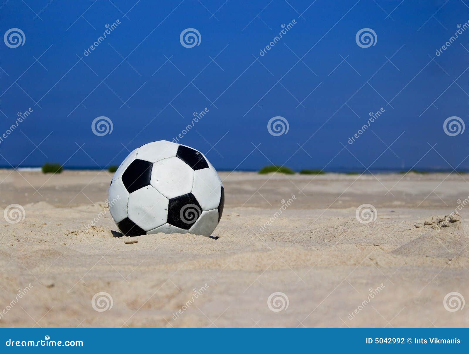 Jogador De Futebol De Praia Em Ação. Ensolarado Praia Grande Ângulo E Mar  Foto Royalty Free, Gravuras, Imagens e Banco de fotografias. Image 109818192