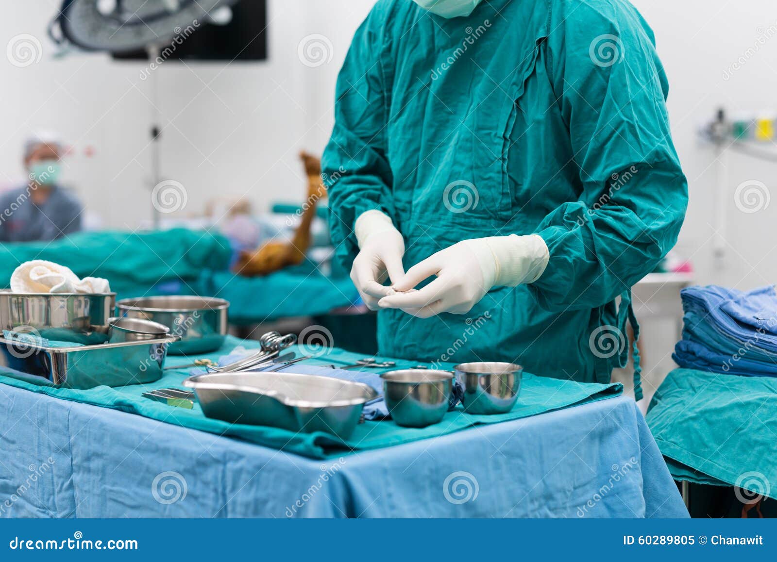 Подготовка медсестры к операции. Стерильный операционный стол. Хирургия стерильный стол. Операционный стол в операционной. Подготовка операционного стола к операции.