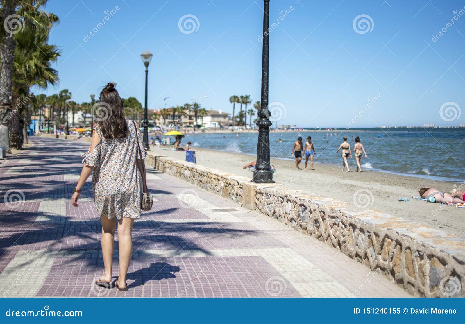 España, Murcia - 22 De Junio De 2019: Ropa Informal Que Lleva Feliz De La Mujer Que Camina En La Playa Imagen editorial - de felicidad, arenoso: 151240155