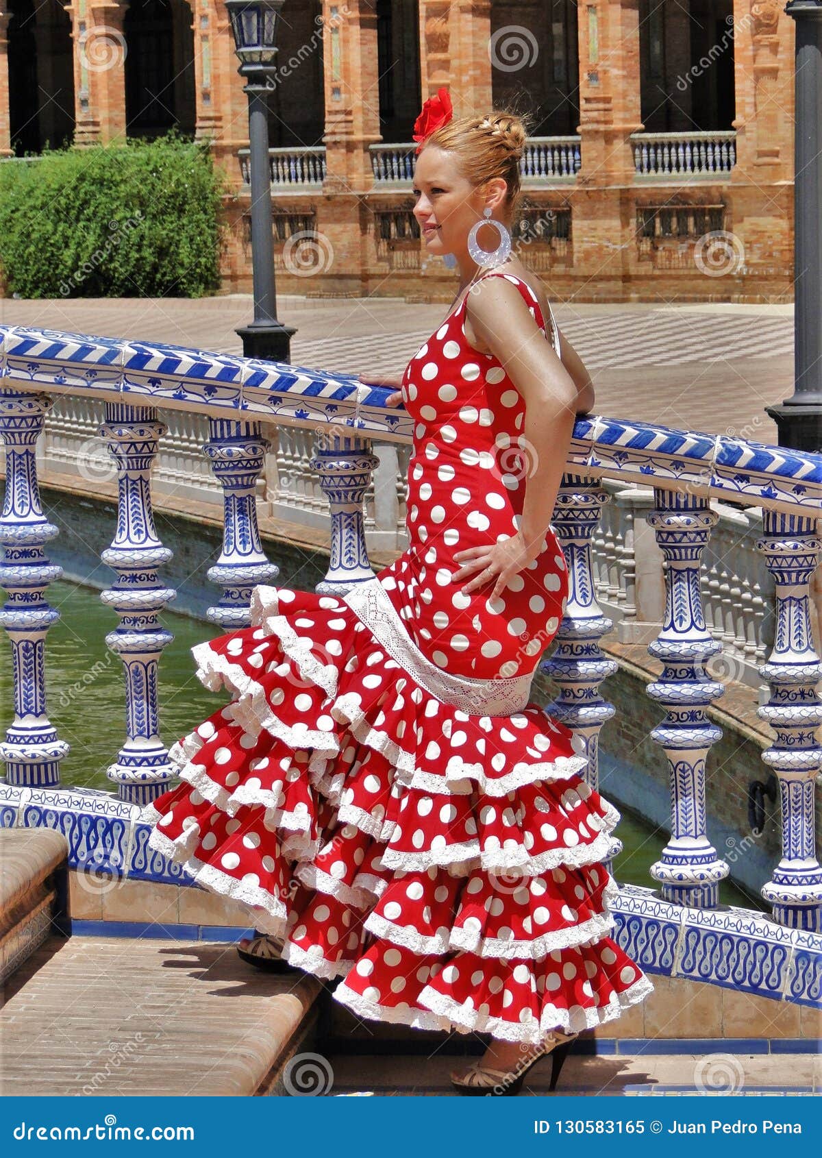Español Típico Rojo Traje Del Flamenco Imagen editorial - Imagen de utilizado, 130583165