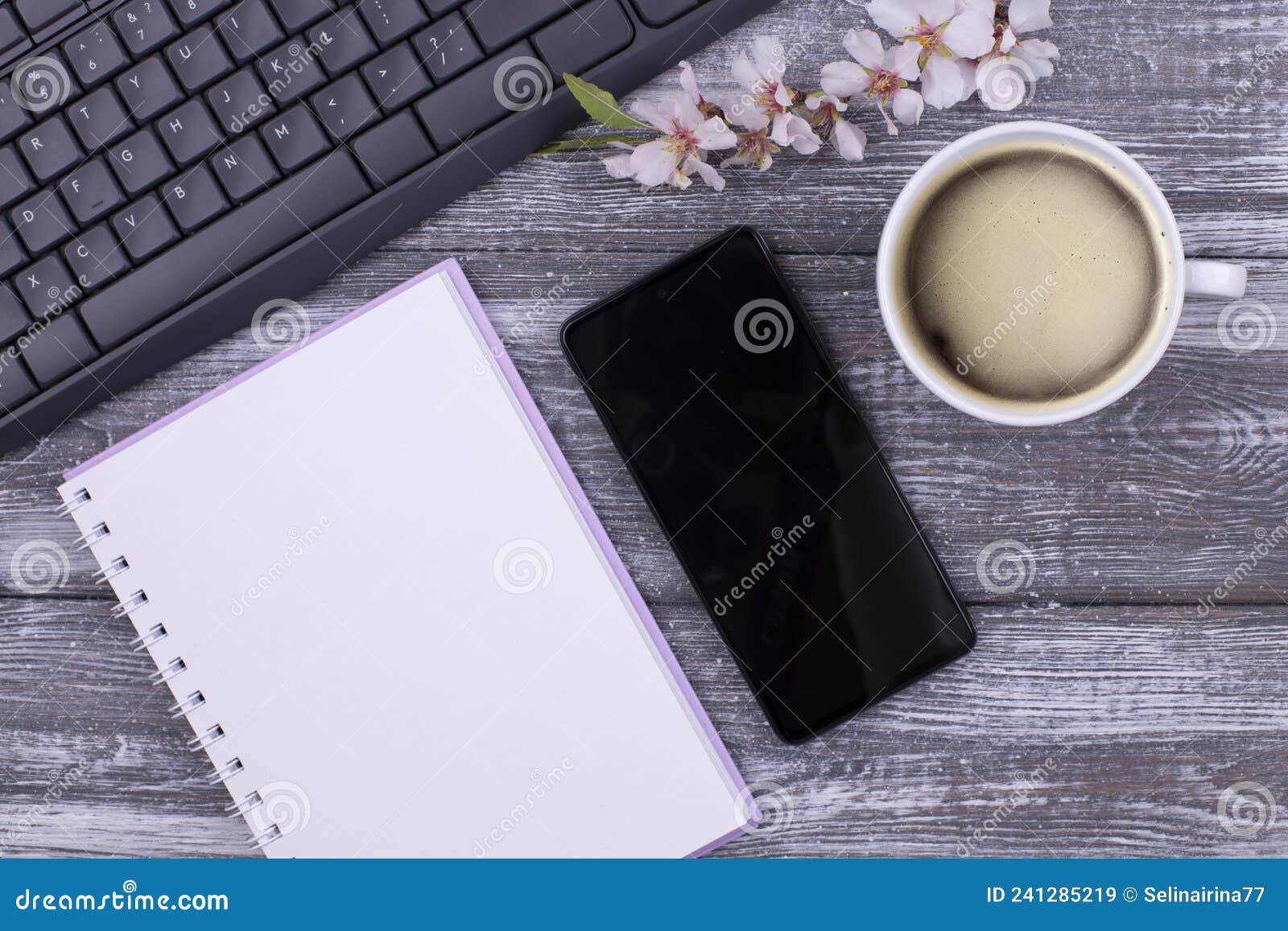 Espace De Travail Avec Clavier Café Tasse Fleur Bloc-notes Avec Ressort  Pour L'idée Note Objectif Plan écriture Concept Intelligen Image stock -  Image du cuvette, plat: 241285219