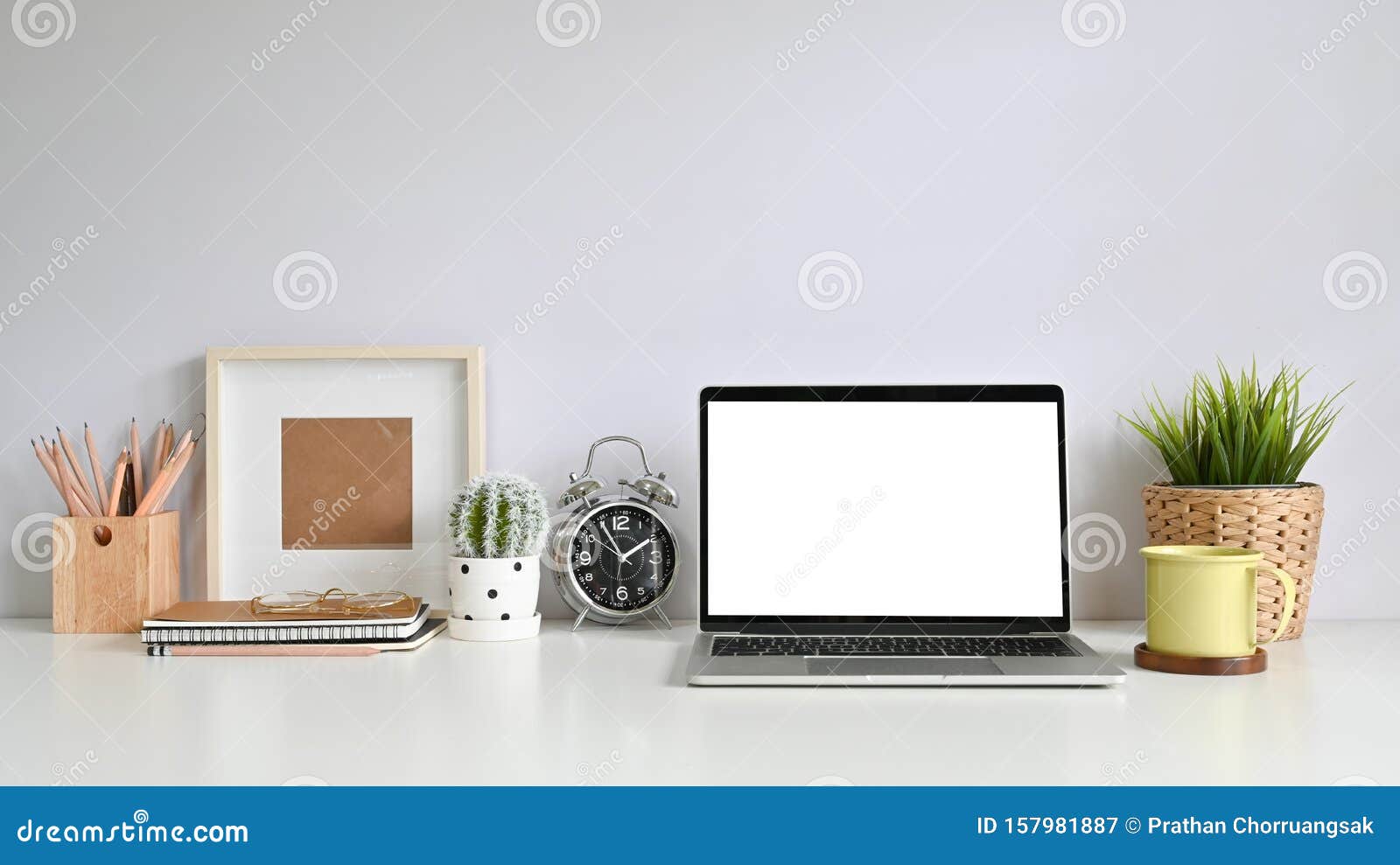 https://thumbs.dreamstime.com/z/espace-de-travail-avec-ordinateur-portable-cadre-photo-caf%C3%A9-d%C3%A9coration-v%C3%A9g%C3%A9tale-crayon-sur-bureau-157981887.jpg