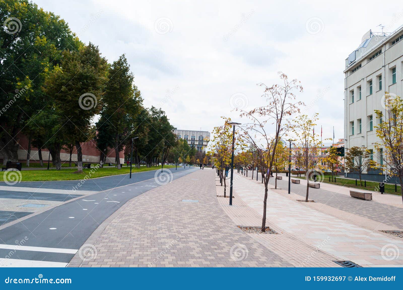 Espace Urbain Piéton, Zone De Marche Image stock - Image du bicyclette,  ciel: 159932697