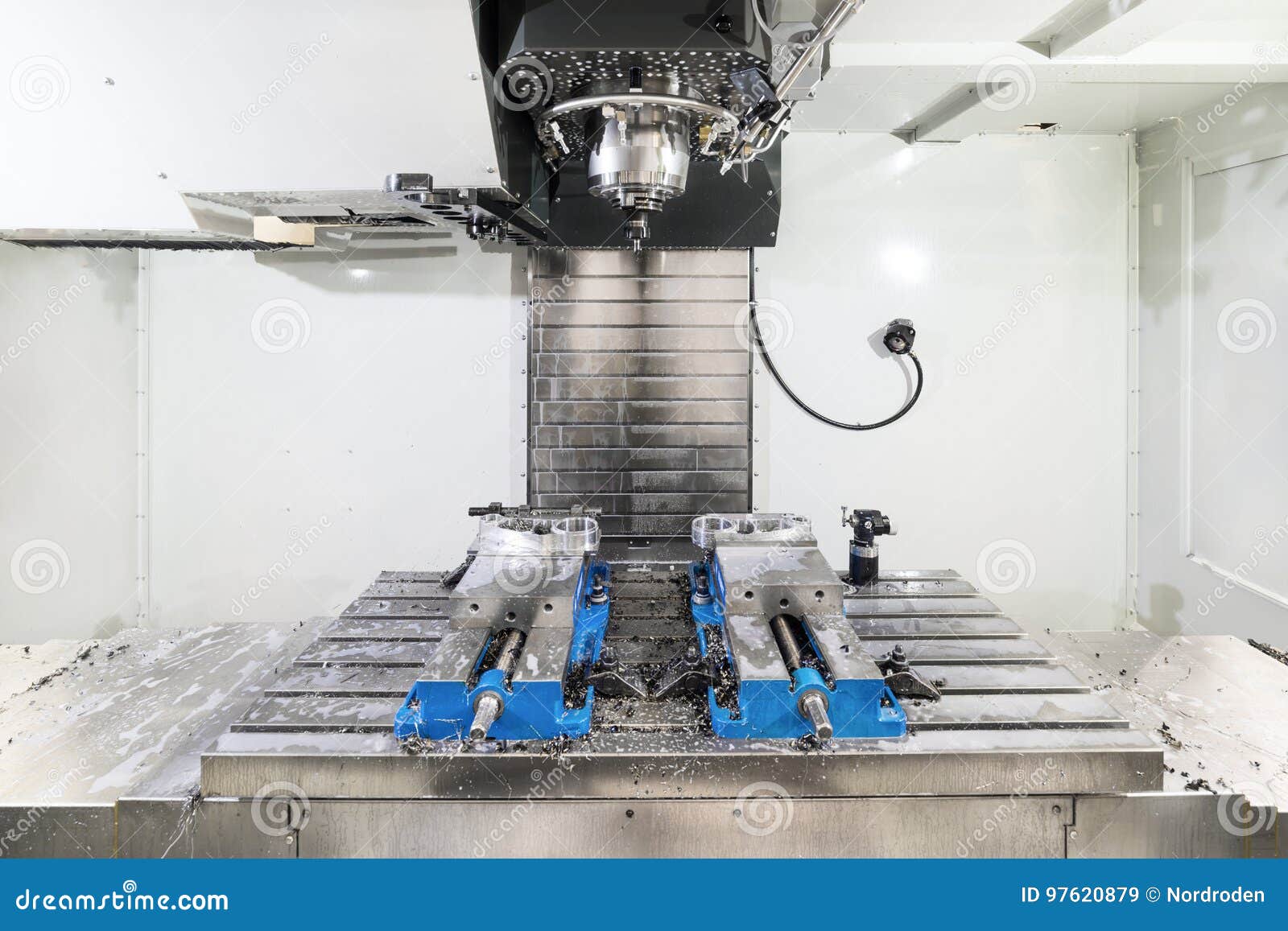 Espacio De Trabajo De La Fresadora Moderna Del CNC Imagen de archivo -  Imagen de trabajos, moderno: 97620879