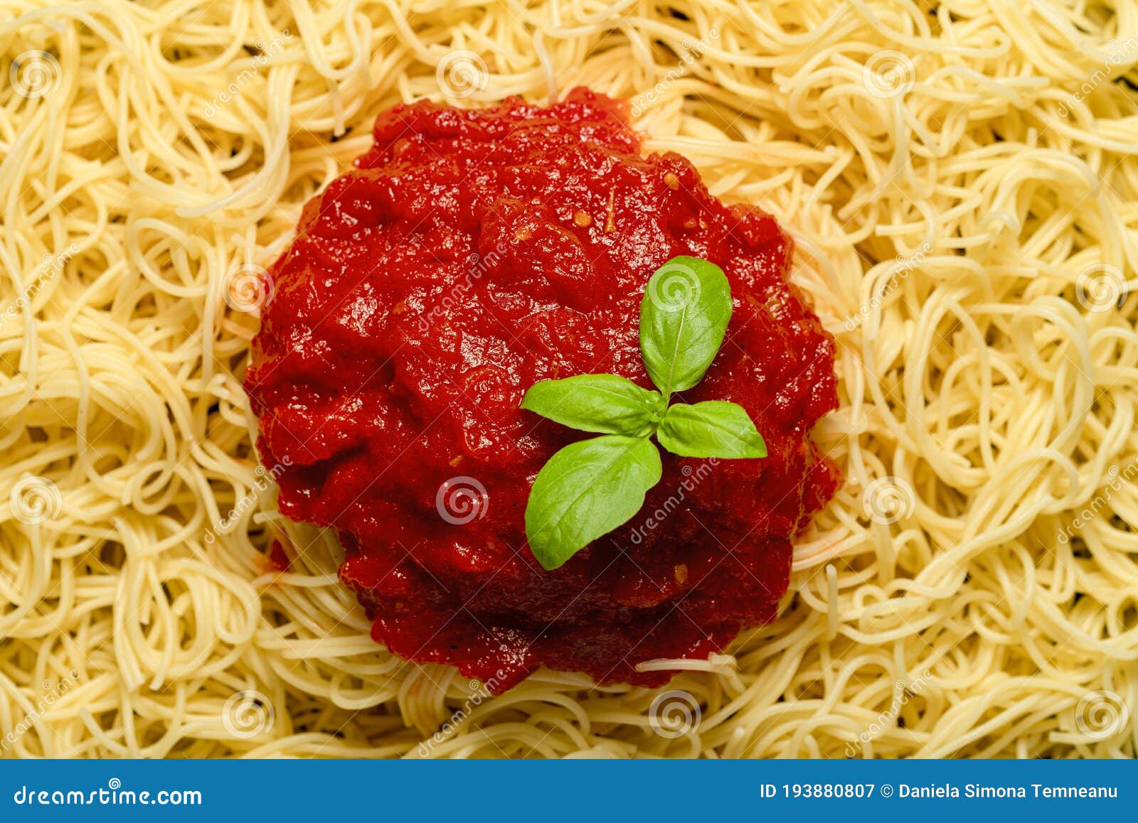 Espagueti Con Salsa De Tomate Y Hojas De Albahaca. Plato De Pasta Con Salsa  De Tomate Receta Italiana Imagen de archivo - Imagen de comodidad,  cocinado: 193880807