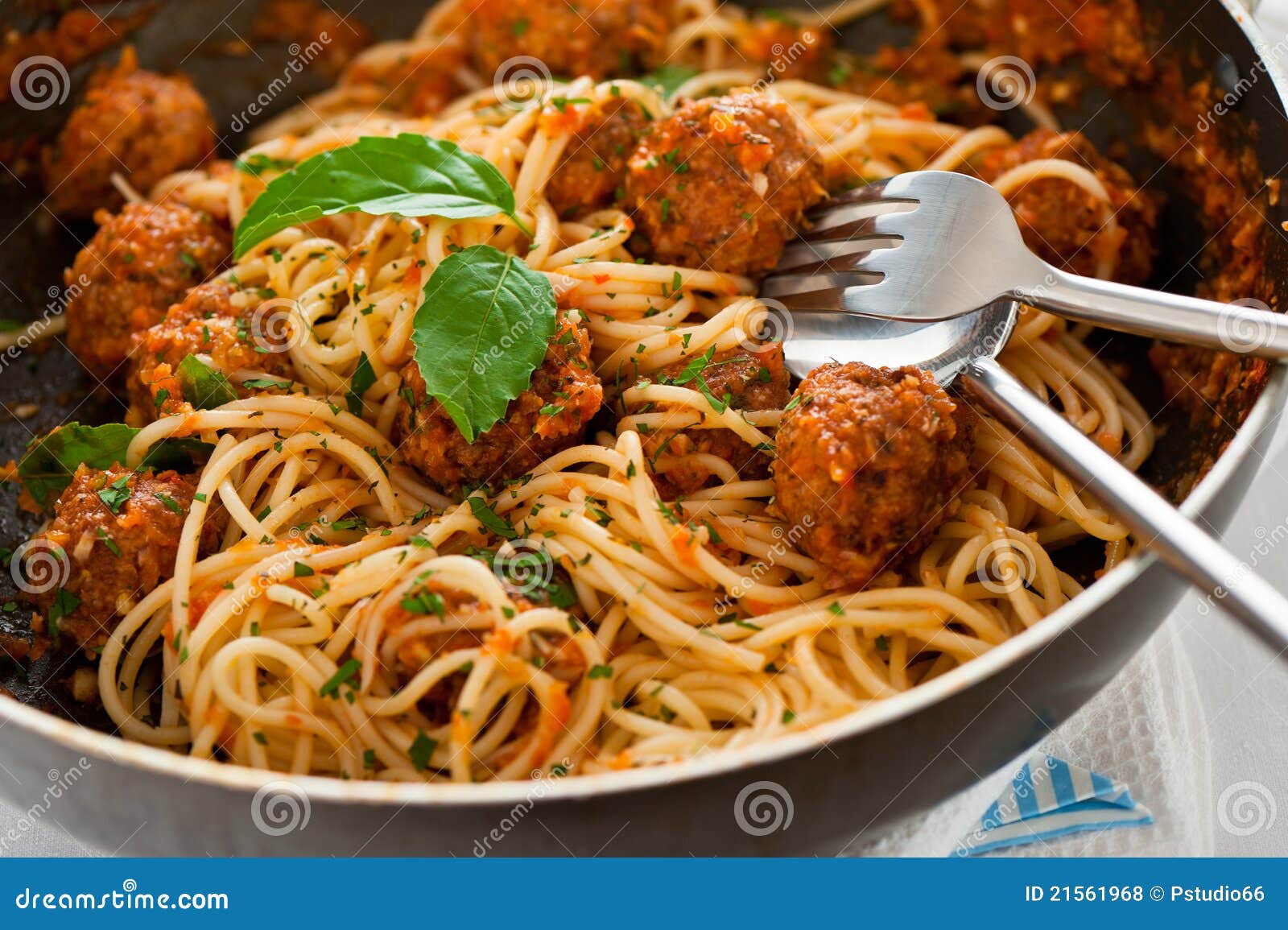 Espagueti italiano original con las albóndigas en salsa de tomate