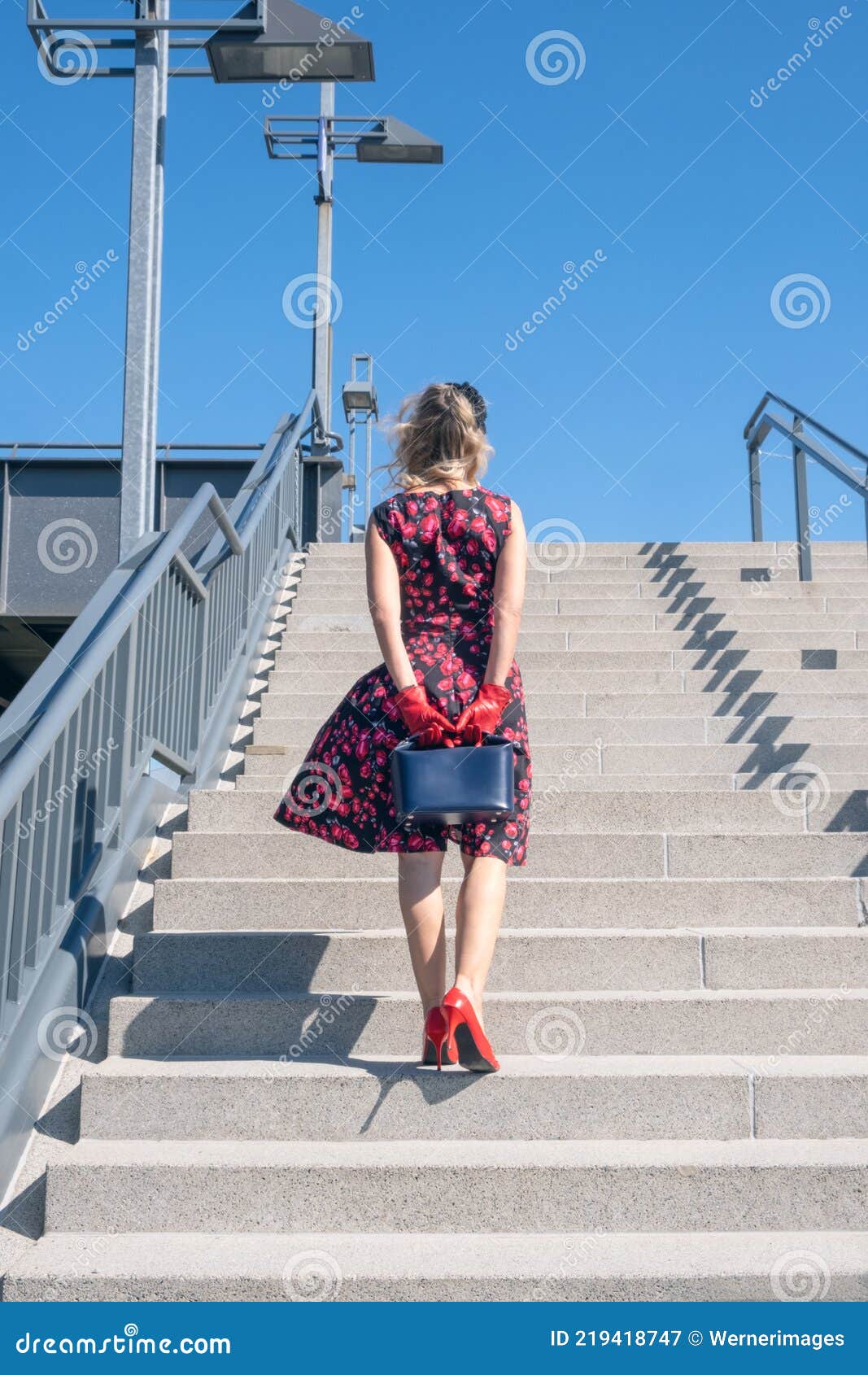 Espalda De Mujer Rubia Con Vestido Rojo Subiendo Escaleras Afuera Imagen de  archivo - Imagen de rojo, manera: 219418747