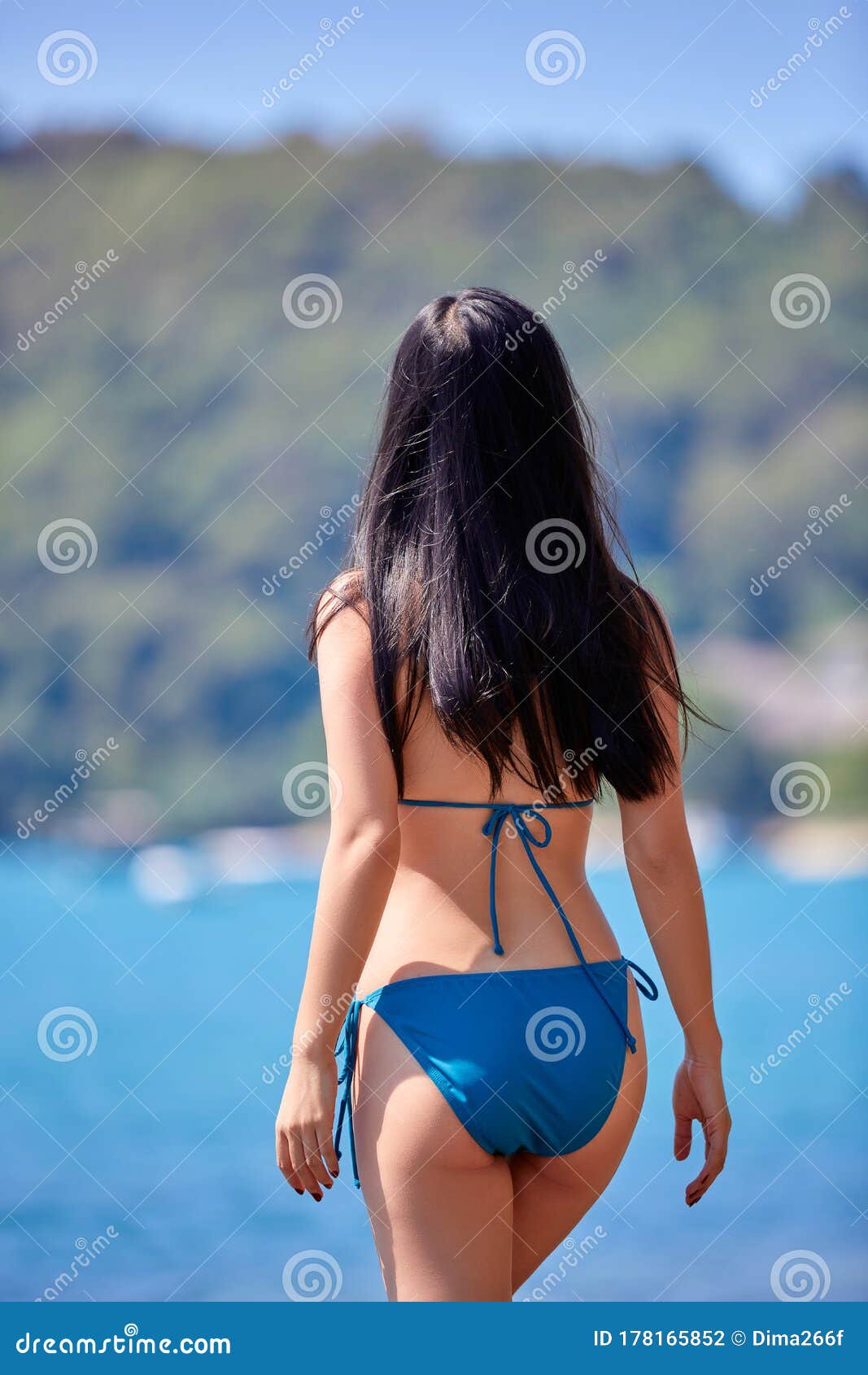 De Una Bella Joven En Un Bikini Azul Posando Una Playa Foto de archivo - Imagen de morena, lifestyle: 178165852