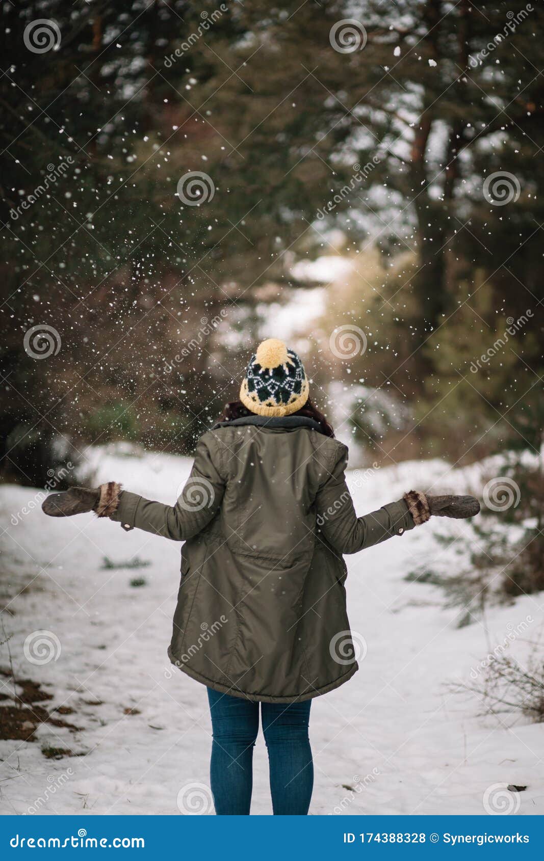 Fotos de Mujer en la nieve, Imagens de Mujer en la nieve sem royalties