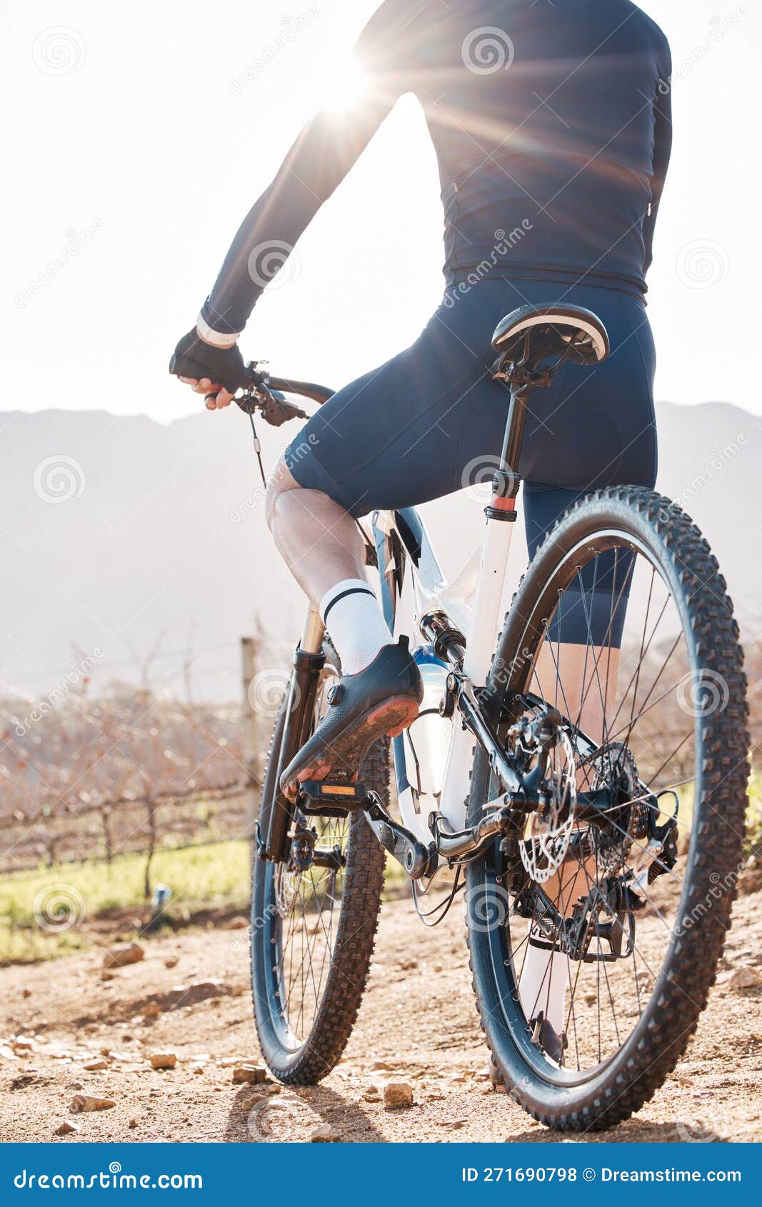 Espalda Del Hombre Bicicleta Y Ciclismo En El Campo Natural Y Entrenamiento  Para Deportes De Triatlón Y Bengalas. Montaña Ciclista Foto de archivo -  Imagen de salud, bicicleta: 271690798