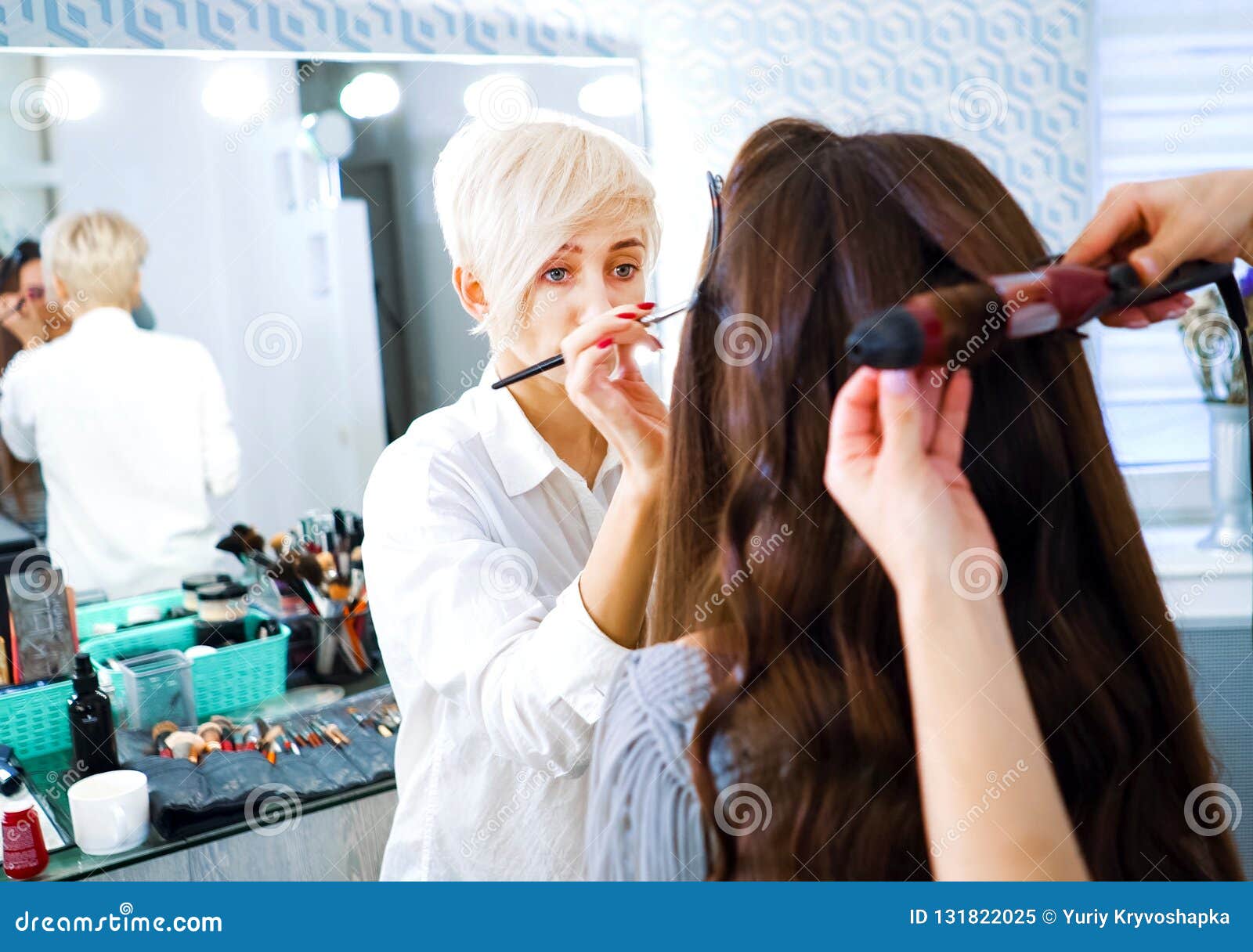 Especialistas Del Salón De Belleza Que Hacen Maquillaje Y El Peinado  Profesionales Para La Mujer Morena Joven Imagen de archivo - Imagen de  pedo, hermoso: 131822025