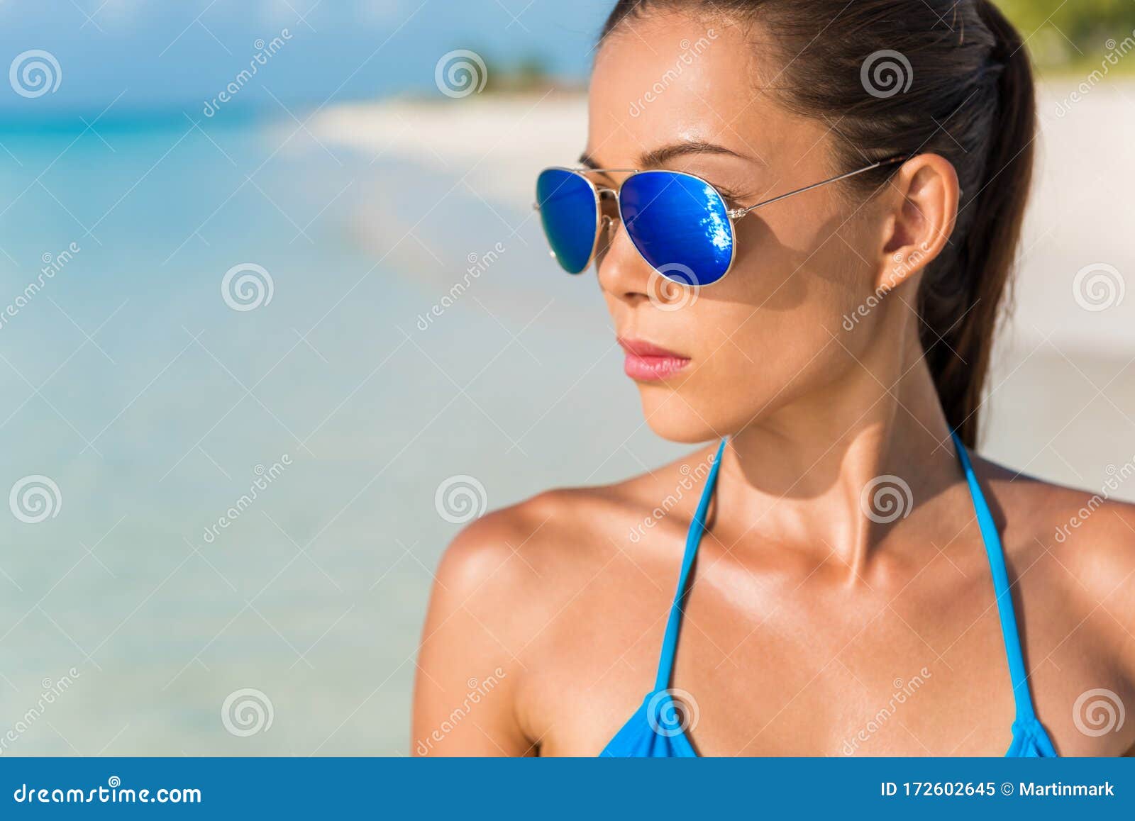 Azul Gafas Sol Sexy Mujer Belleza Modelo De Bikini De Playa De Asia Usando Un Espejo De Moda Para Los Ojos Imagen de archivo Imagen persona, swimsuit: 172602645