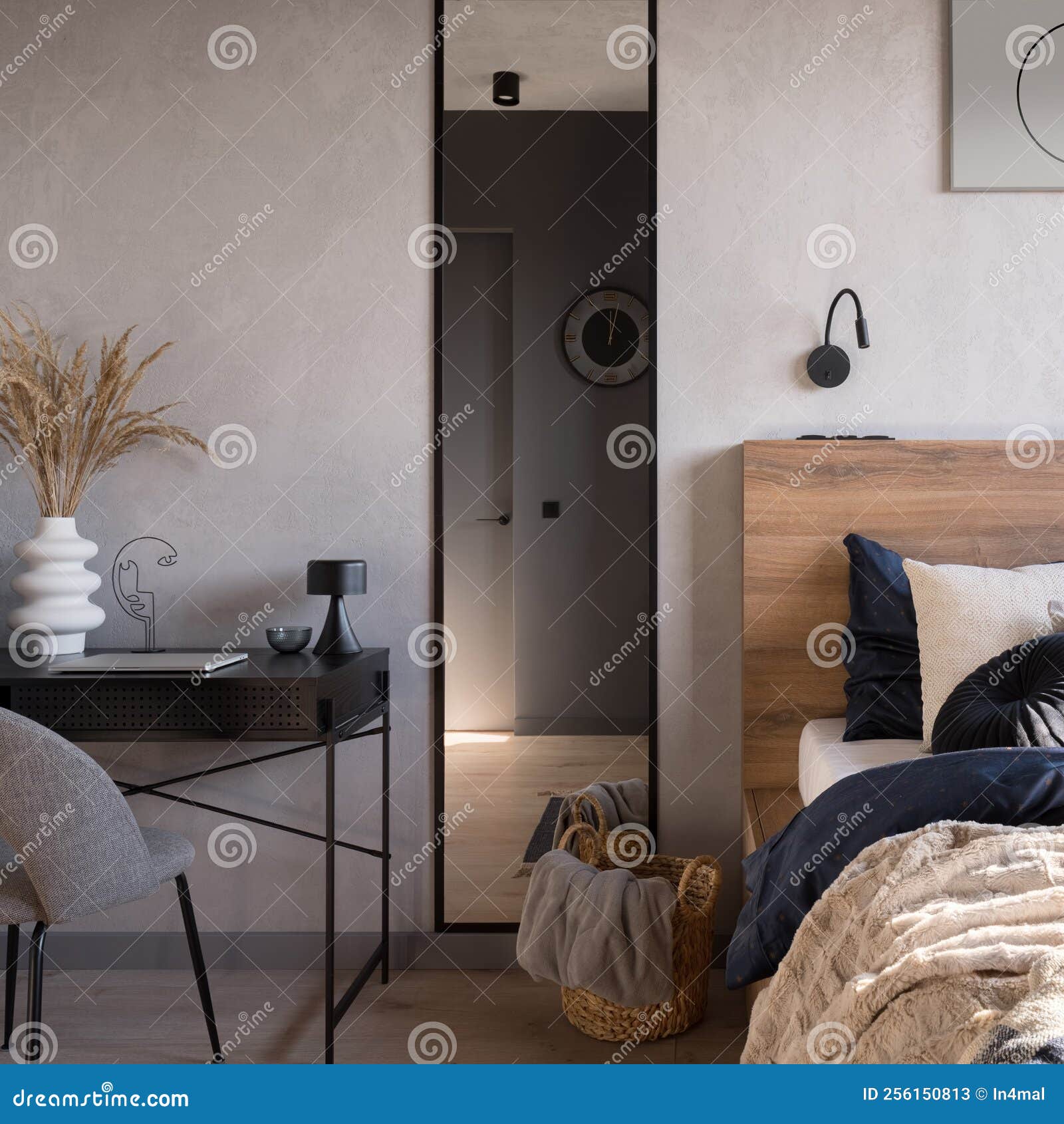 Espejo En El Dormitorio Con Escritorio Imagen de archivo - Imagen de  bedclothes, rota: 256150813