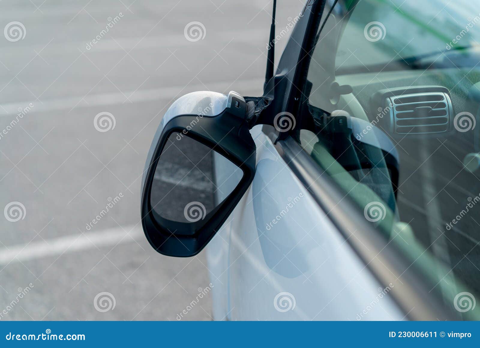 Espejo Retrovisor Lateral Roto En El Coche. Automóvil Blanco En Carretera  Tras Accidente. Imagen de archivo - Imagen de ciudad, espejo: 230006611